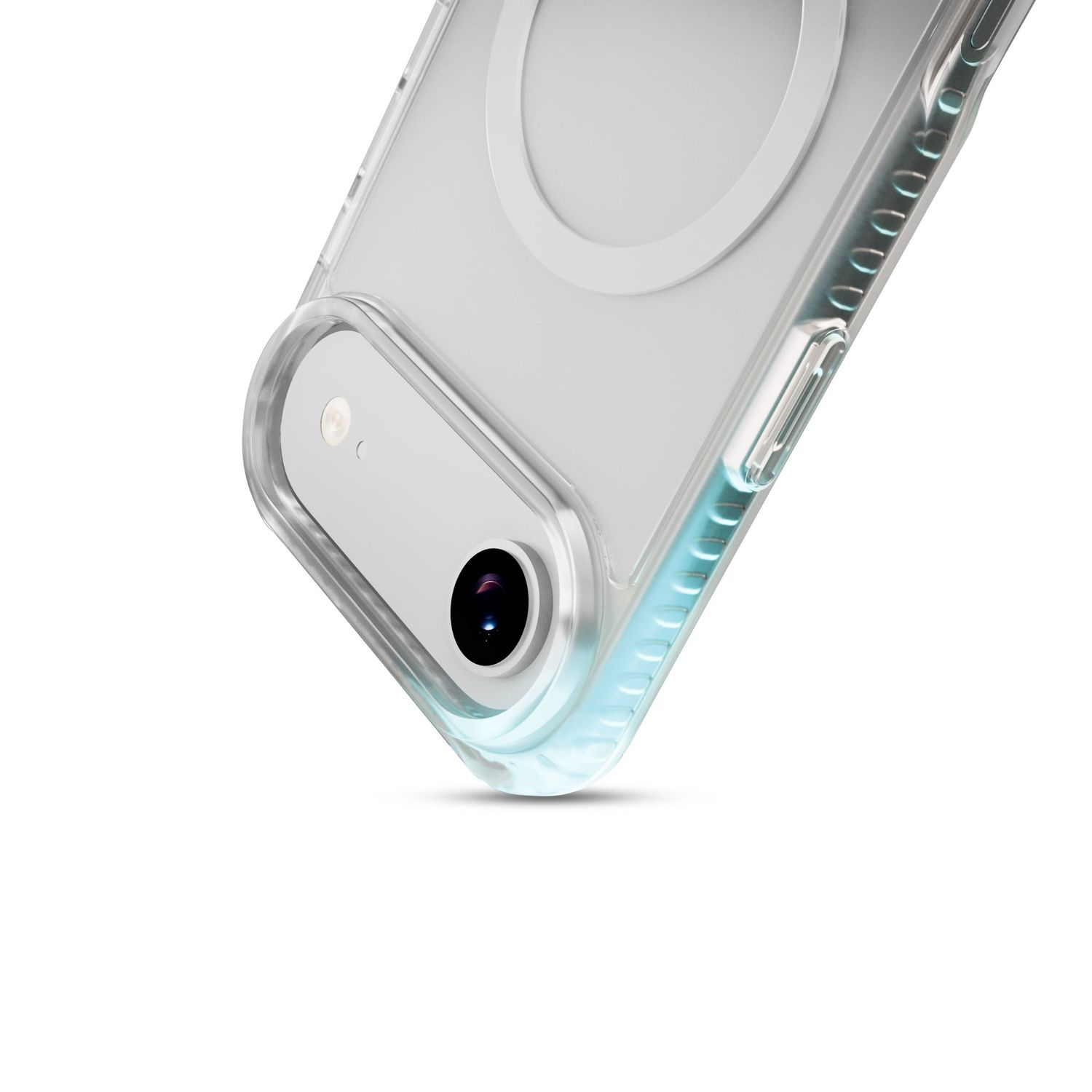 Una funda protectora transparente en un teléfono, mostrando la lente de la cámara y los botones sobre fondo blanco.
