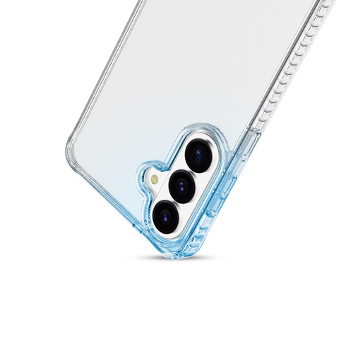 Funda de móvil transparente con tinte azul y recorte para tres lentes de cámara sobre fondo blanco.