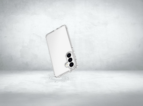 Un teléfono inteligente en una funda transparente se encuentra en posición vertical sobre una superficie gris texturizada.