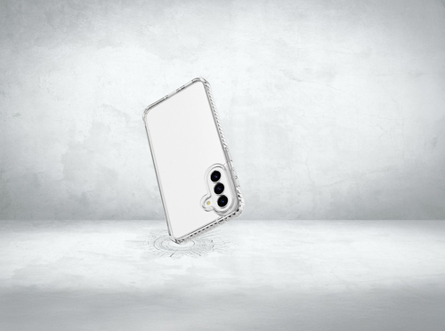 Un teléfono inteligente en una funda protectora transparente se encuentra ligeramente inclinado sobre una superficie de hormigón.
