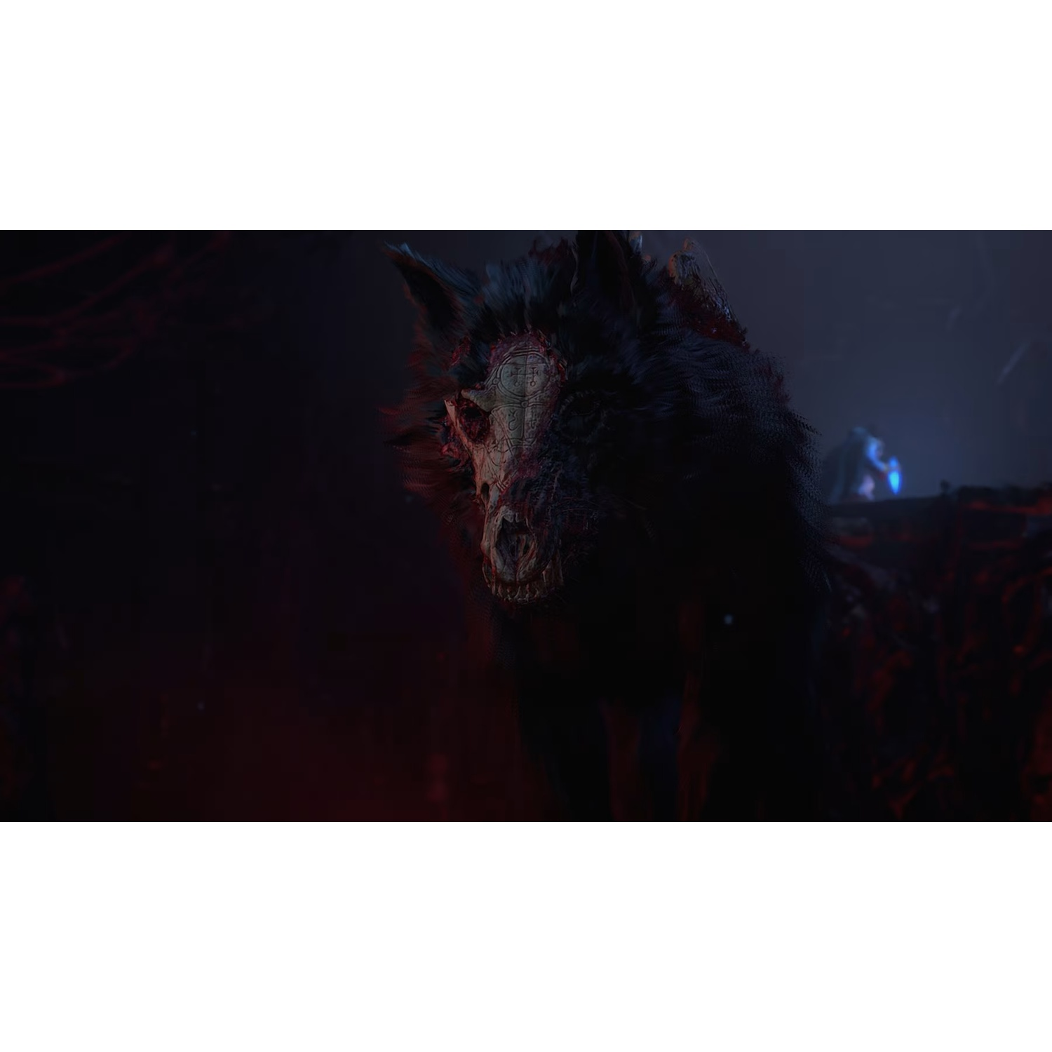 Un loup sombre avec une tête de crâne rituelle se tient dans la faible lumière rouge d'une caverne sombre.