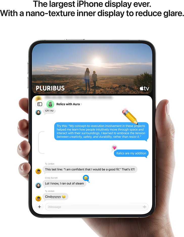 Kéz tartja az iPhone-t, nagy képernyőjén Apple TV és üzenetek.