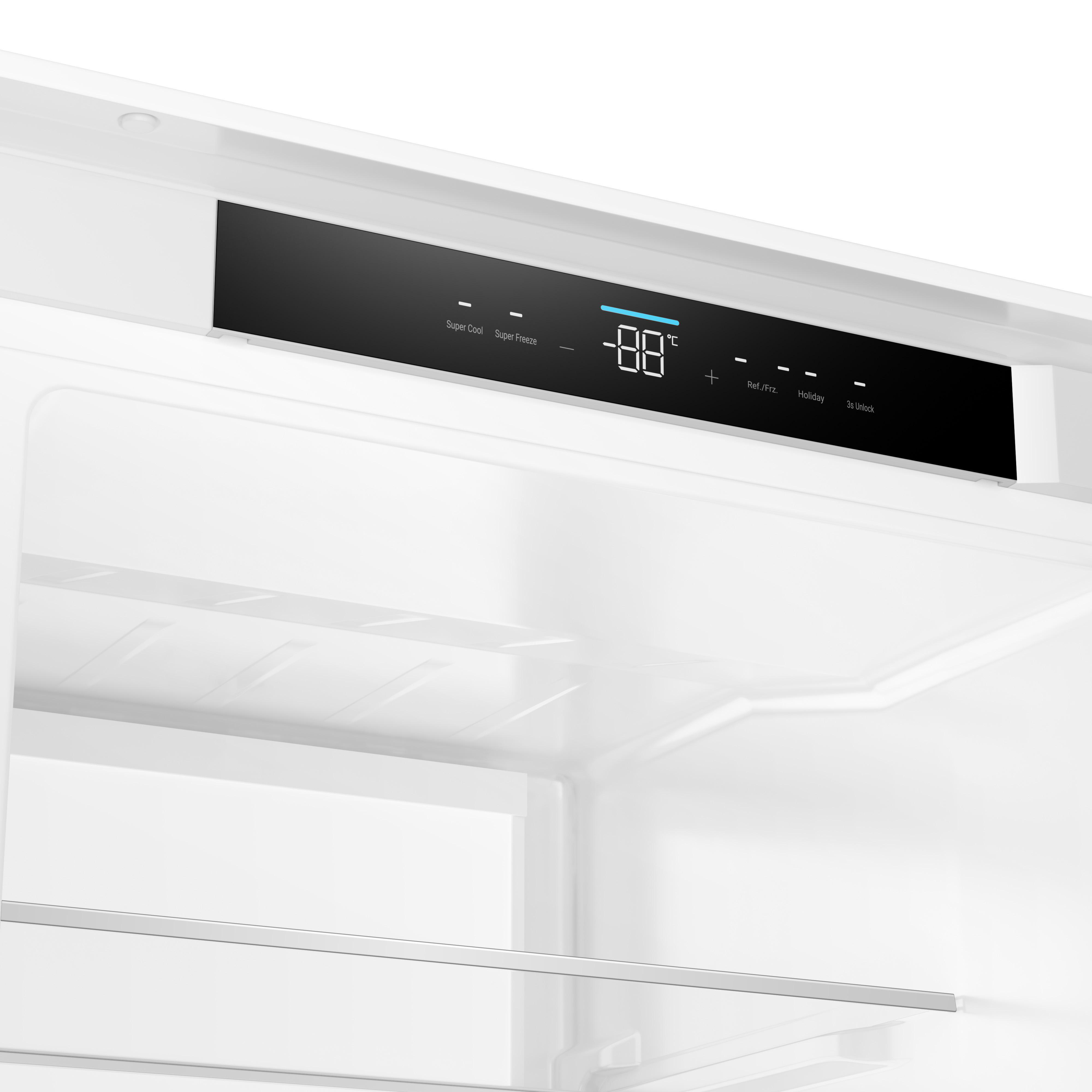 Innenansicht eines leeren weißen Kühlschranks mit einem digitalen Temperaturdisplay am oberen Rand.