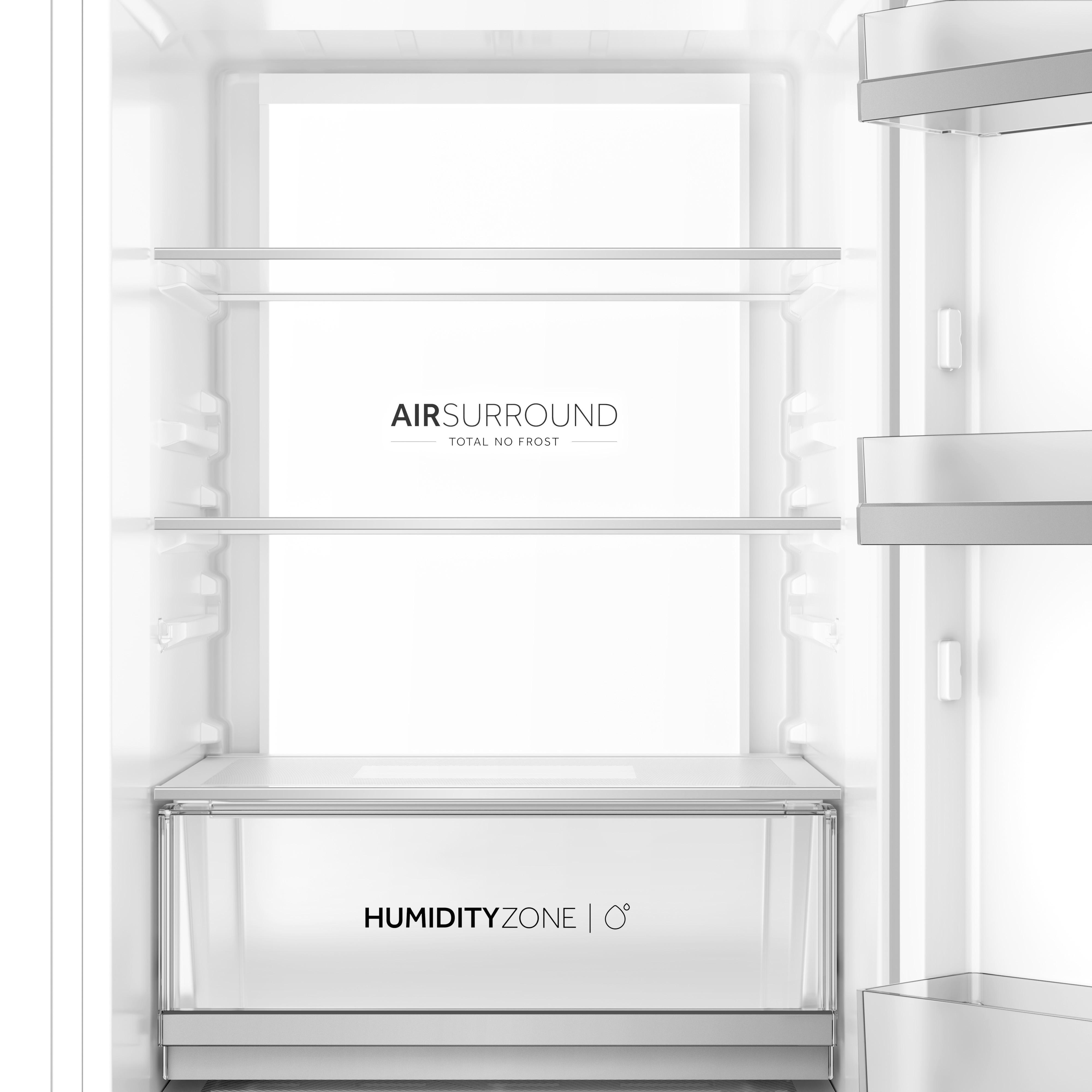 Das Innere eines leeren weißen Kühlschranks mit AirSurround Total No Frost und HumidityZone.
