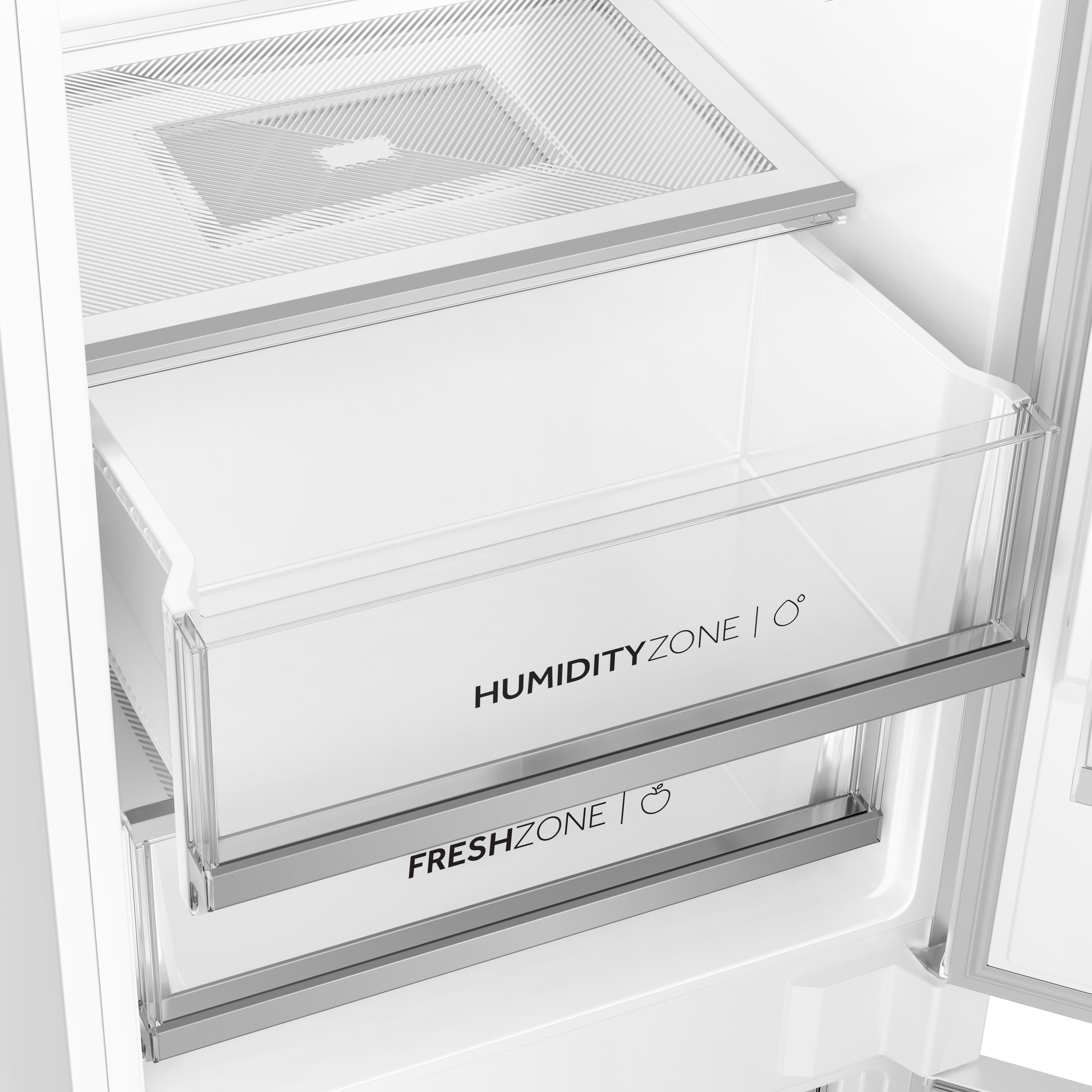 Innenraum eines weißen Kühlschranks mit den Schubladen HumidityZone und FreshZone.