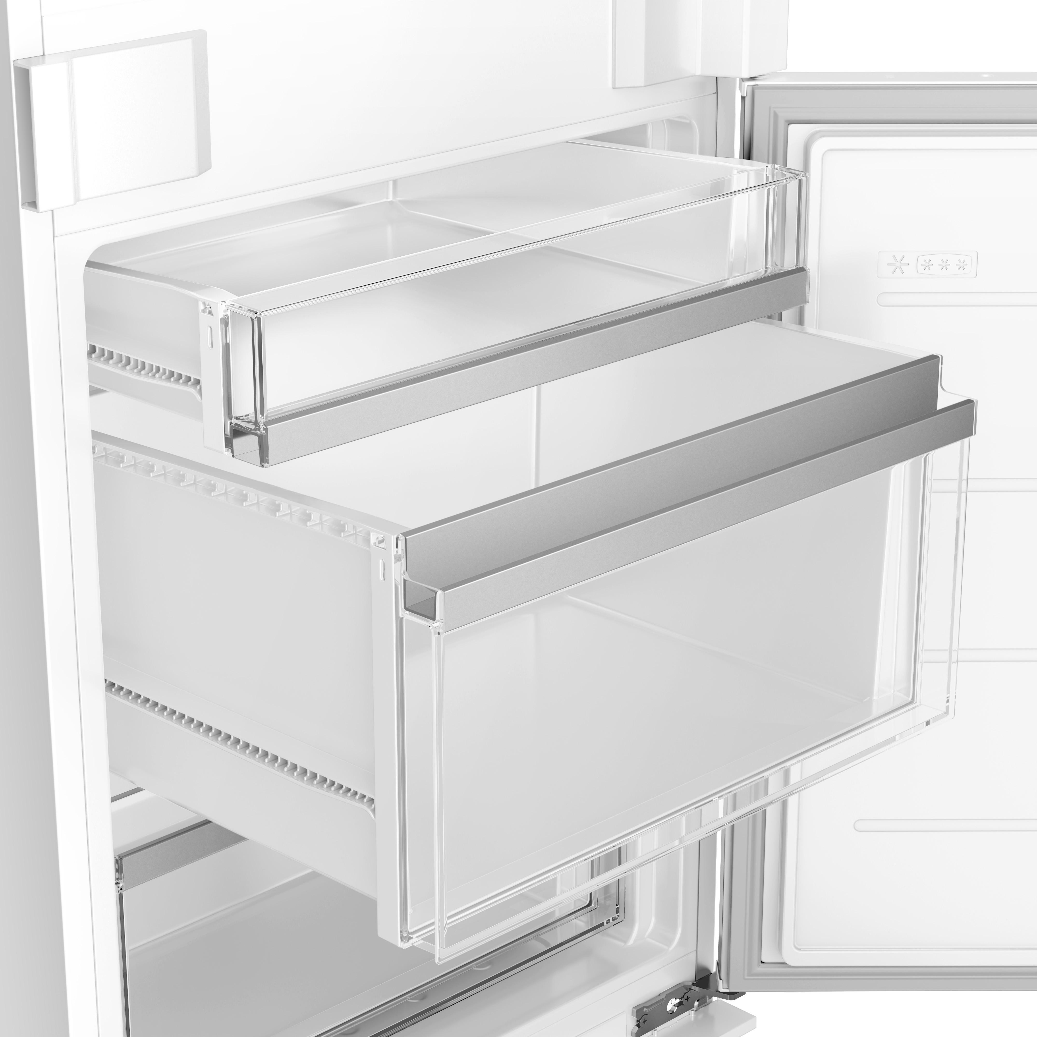 Offener weißer Kühlschrank mit zwei herausgezogenen transparenten Schubladen mit silbernem Griff.