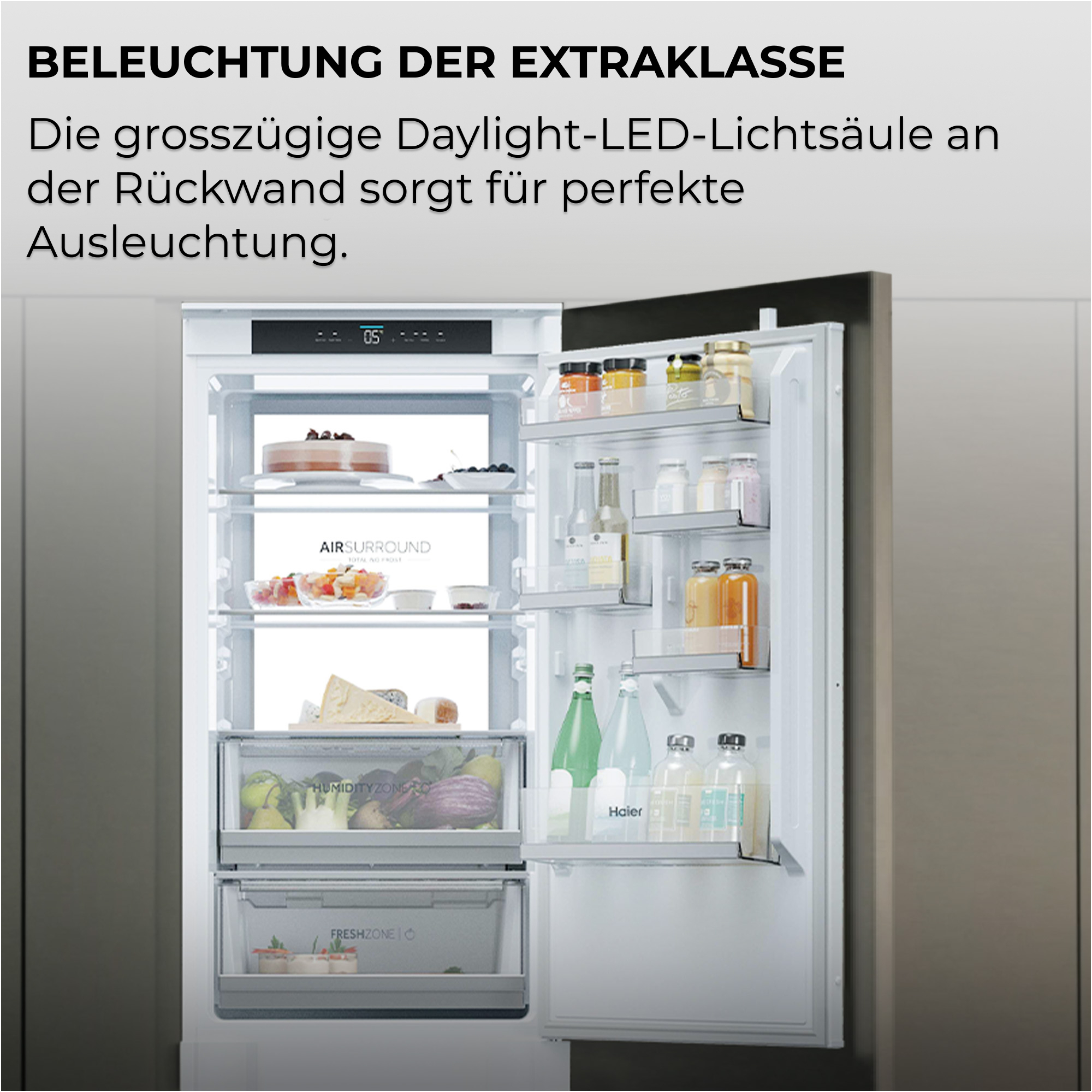 Geöffneter weißer Einbaukühlschrank mit beleuchtetem Innenraum, gefüllten Regalen und Lebensmitteln.