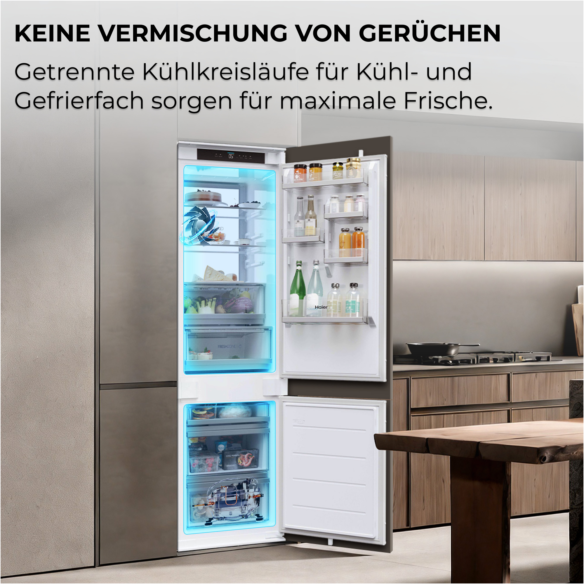 Geöffnete Einbaukühl-Gefrierkombination in einer modernen Küche mit Text auf Deutsch.