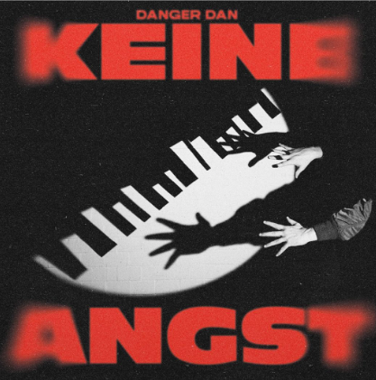 Albumcover mit rotem Text "KEINE ANGST" und Klaviertasten-Schatten auf schwarzem Hintergrund.