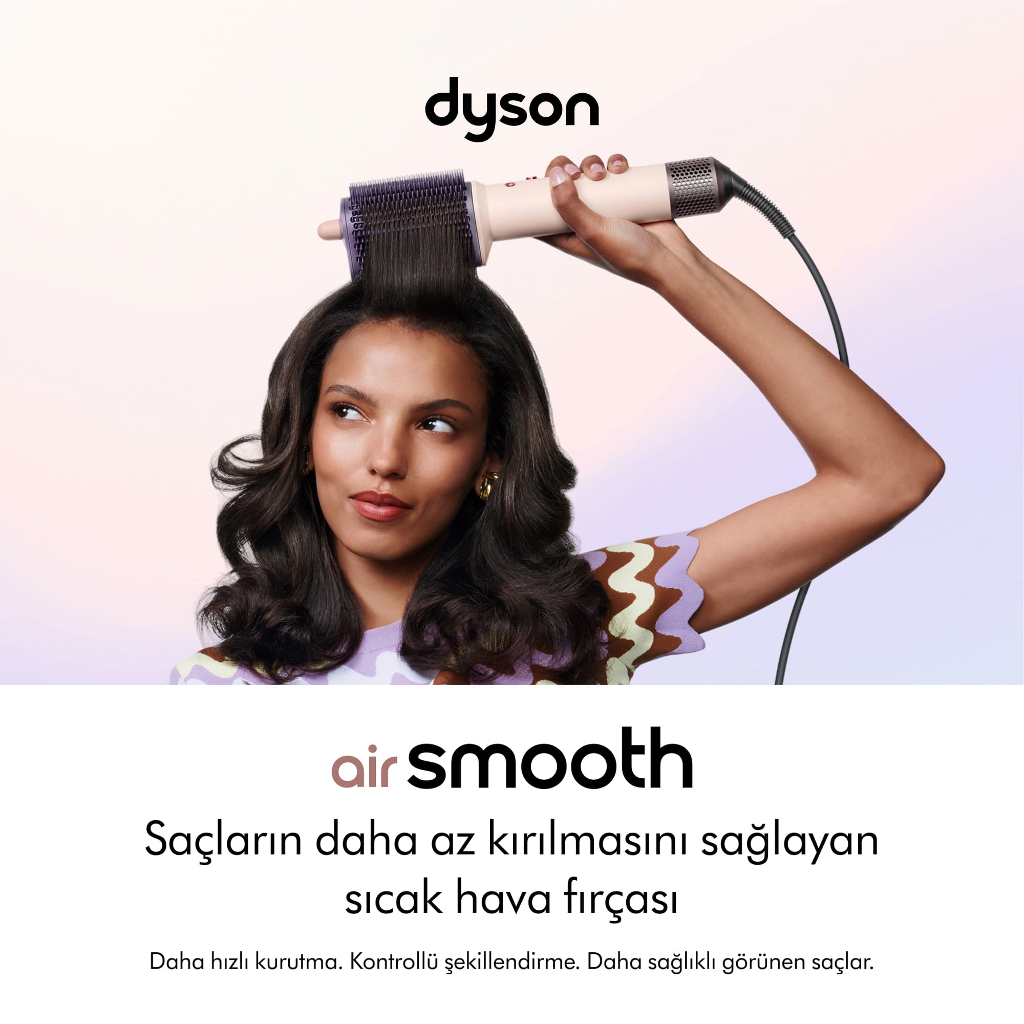 Bir kadın degrade arka plan önünde Dyson air smooth sıcak hava fırçasıyla koyu saçlarını şekillendiriyor.