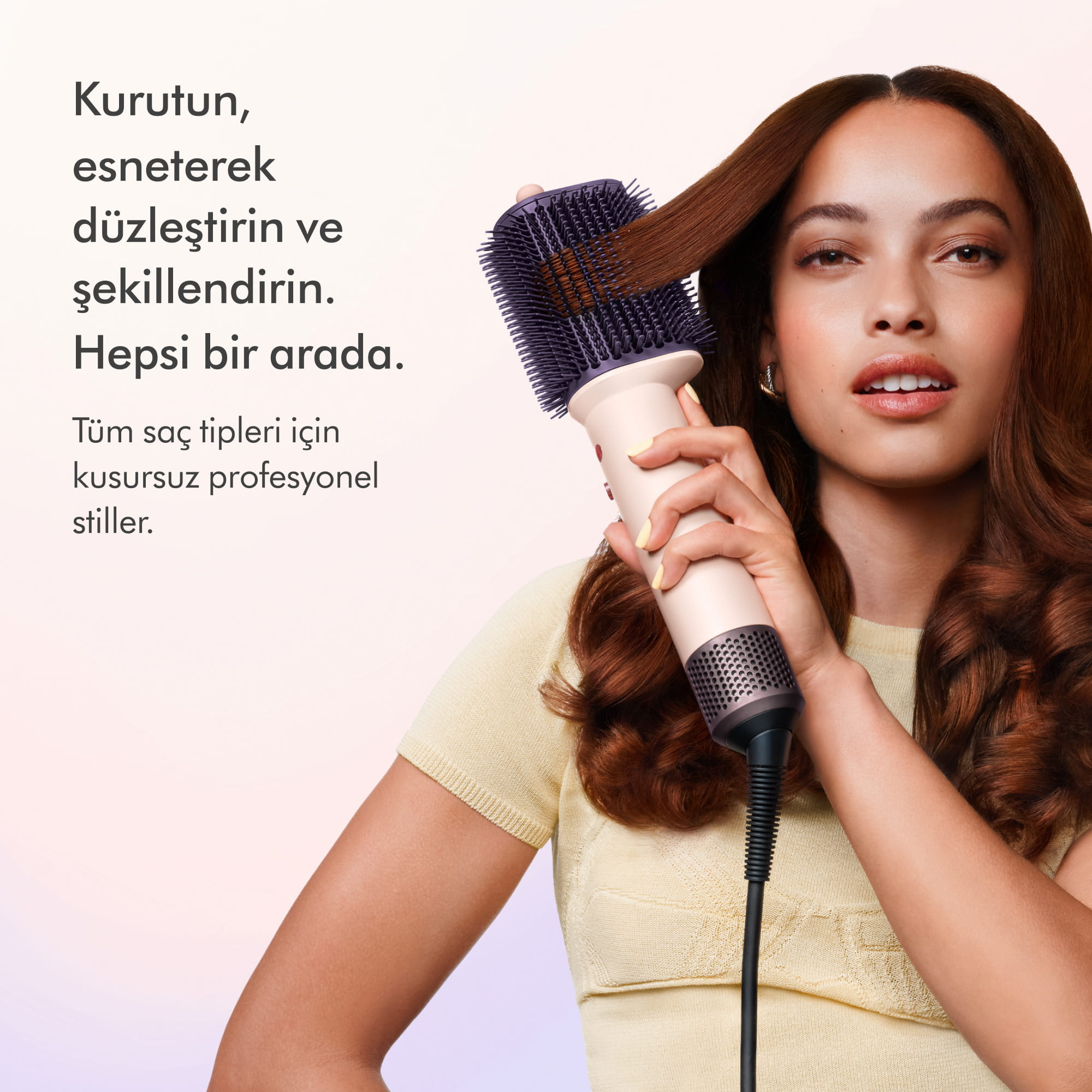 Bir kadın mor saç kurutma ve şekillendirme makinesi tutuyor, yanında Türkçe reklam metni var.