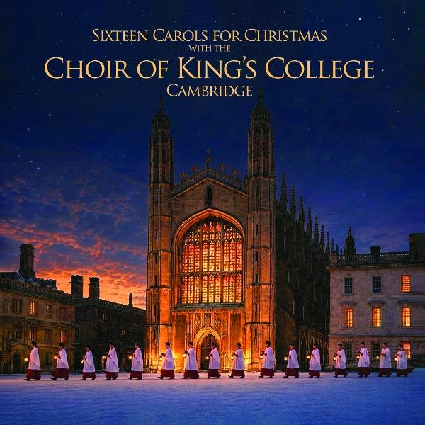 Chormitglieder im Schnee vor der illuminierten King's College Chapel unter einem nächtlichen Himmel.