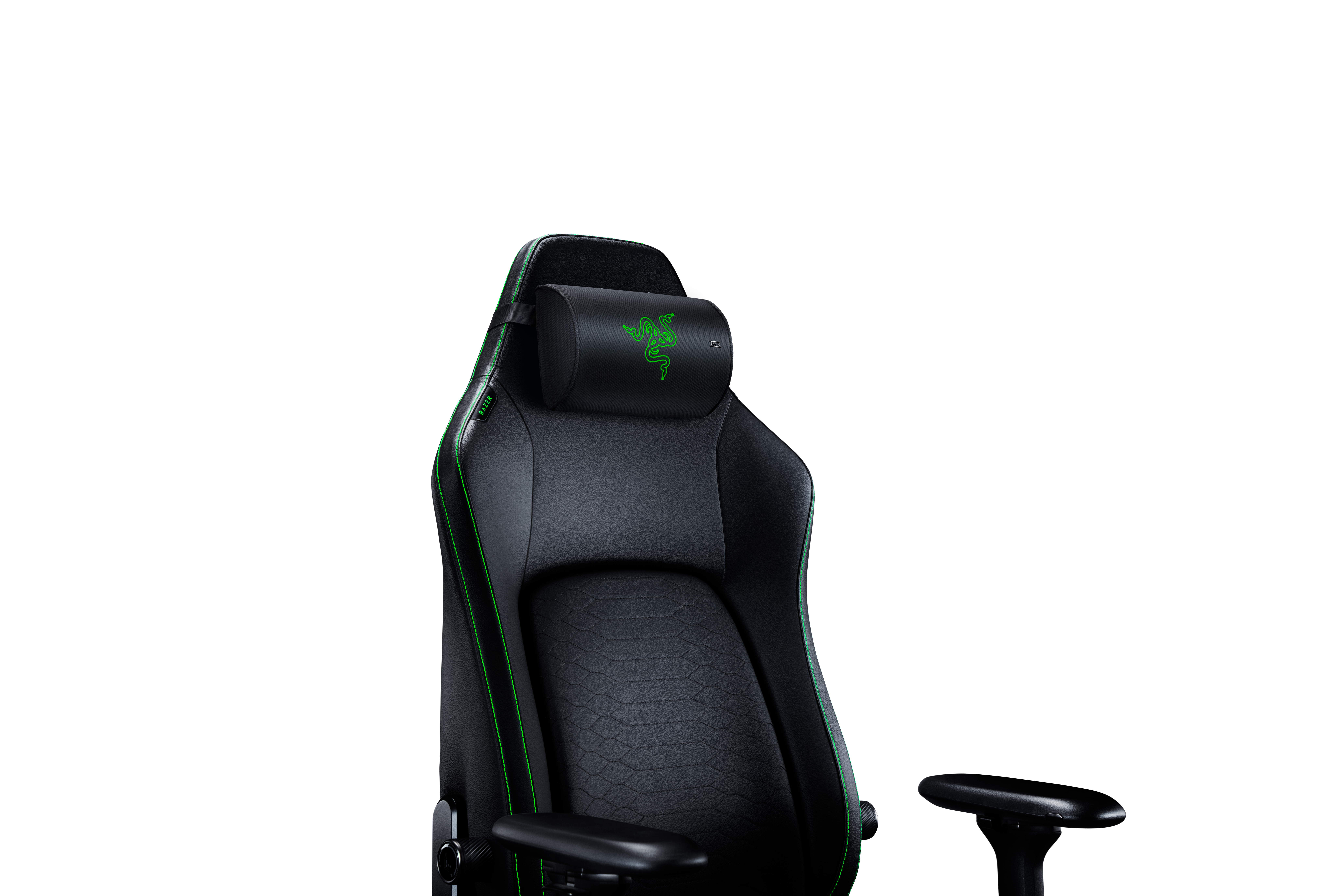 Schwarzer Gaming-Stuhl mit grünen Nähten und Razer-Logo auf der Kopfstütze gegen weißen Hintergrund.