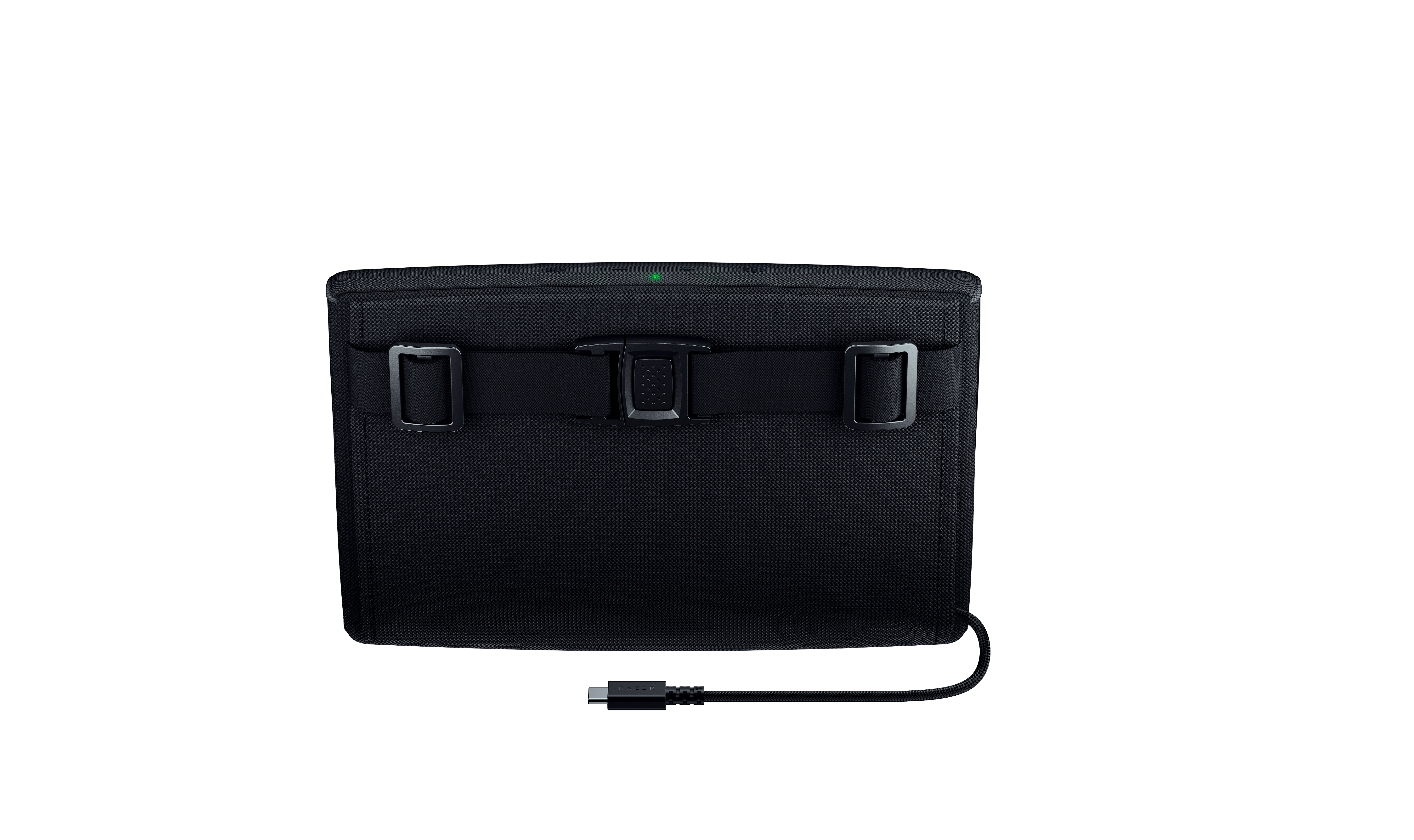 Schwarzes elektronisches Gerät mit Riemen und angeschlossenem USB-C-Kabel vor weißem Hintergrund.