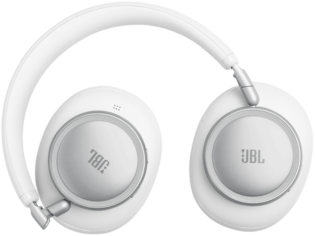 Fehér JBL fülre illeszkedő fejhallgató ezüst részletekkel, fekete háttér előtt.