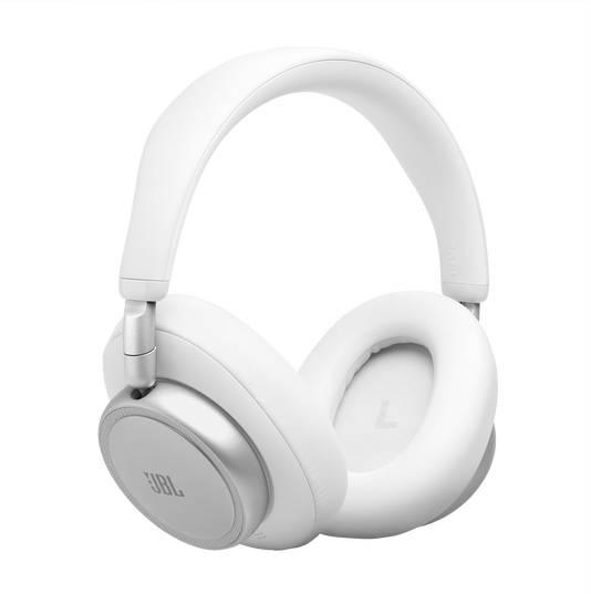 Fehér JBL fülre illeszkedő fejhallgató ezüst részletekkel fekete háttér előtt.