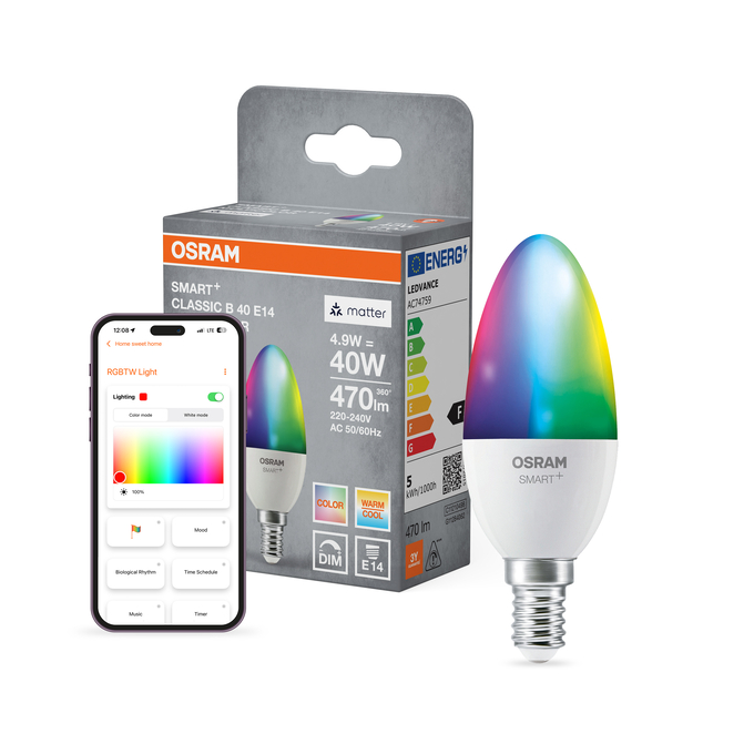 Egy Osram Smart+ LED gyertyaizzó a csomagolásával és egy vezérlőalkalmazást futtató okostelefonnal.