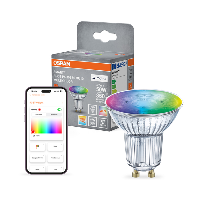 Osram Smart+ LED spot lámpa GU10 talppal, csomagolás és okostelefon vezérlőalkalmazással fehér háttér előtt.