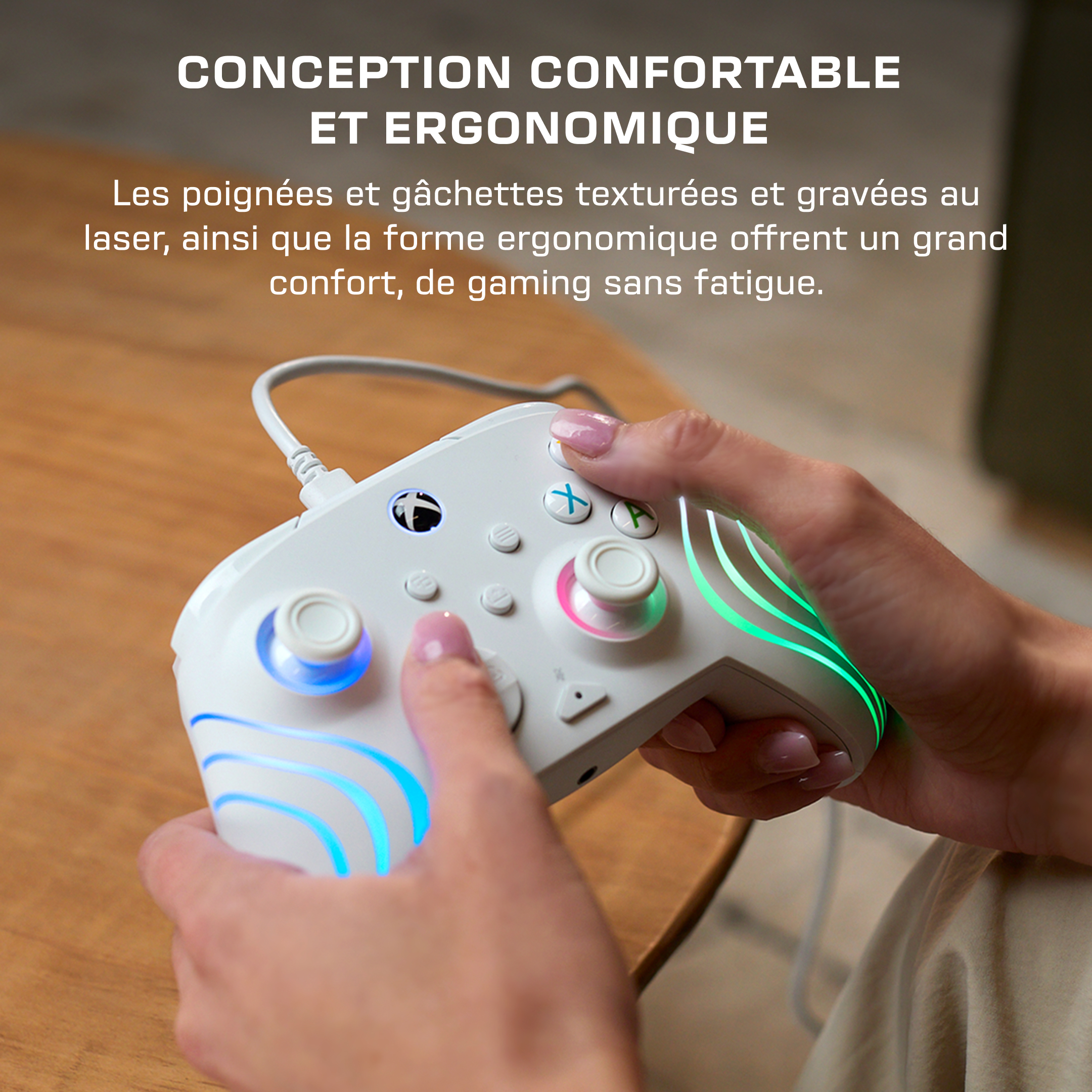 Une main tient une manette Xbox blanche avec des LED colorées.