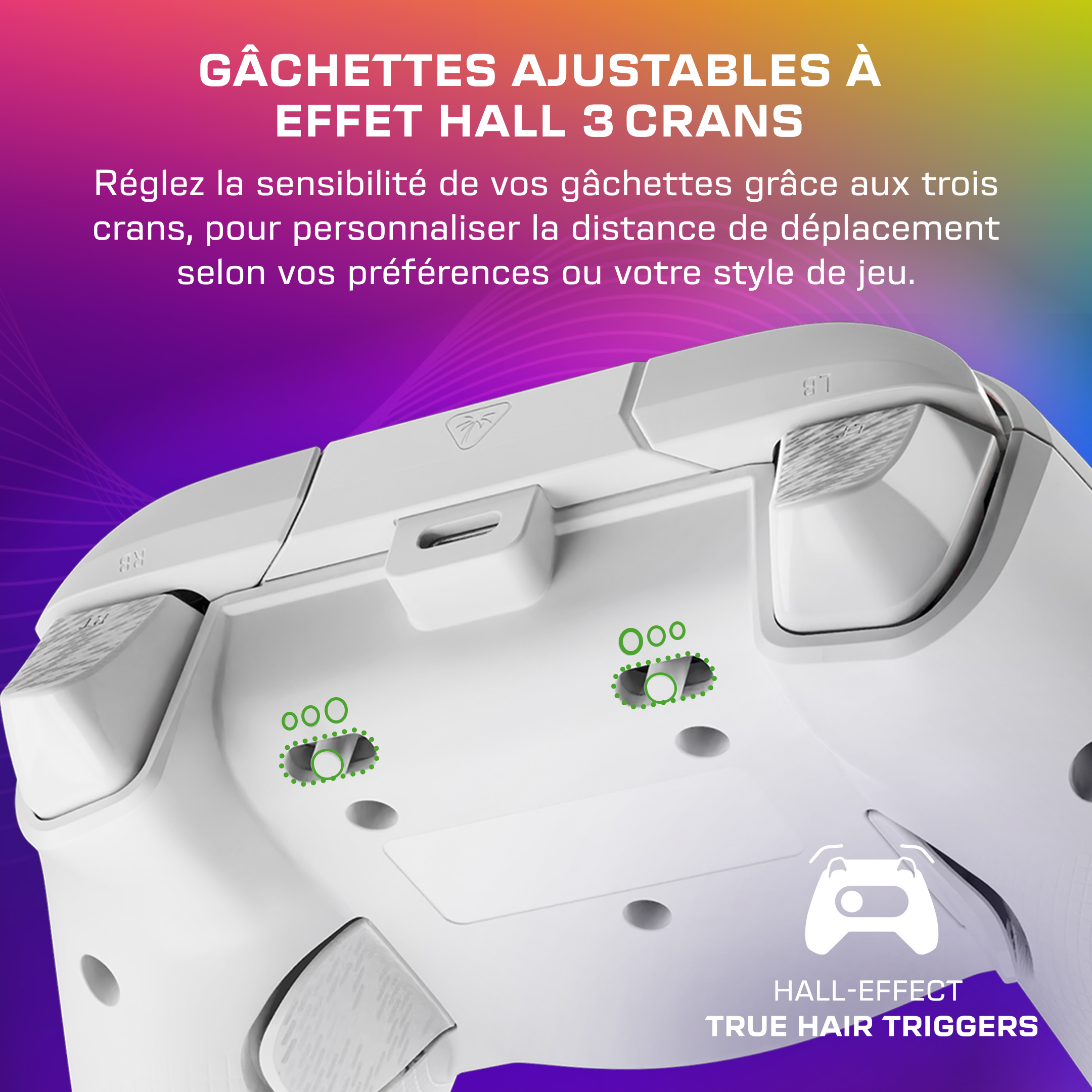 Gros plan sur la partie inférieure d'une manette blanche avec gâchettes à effet Hall.