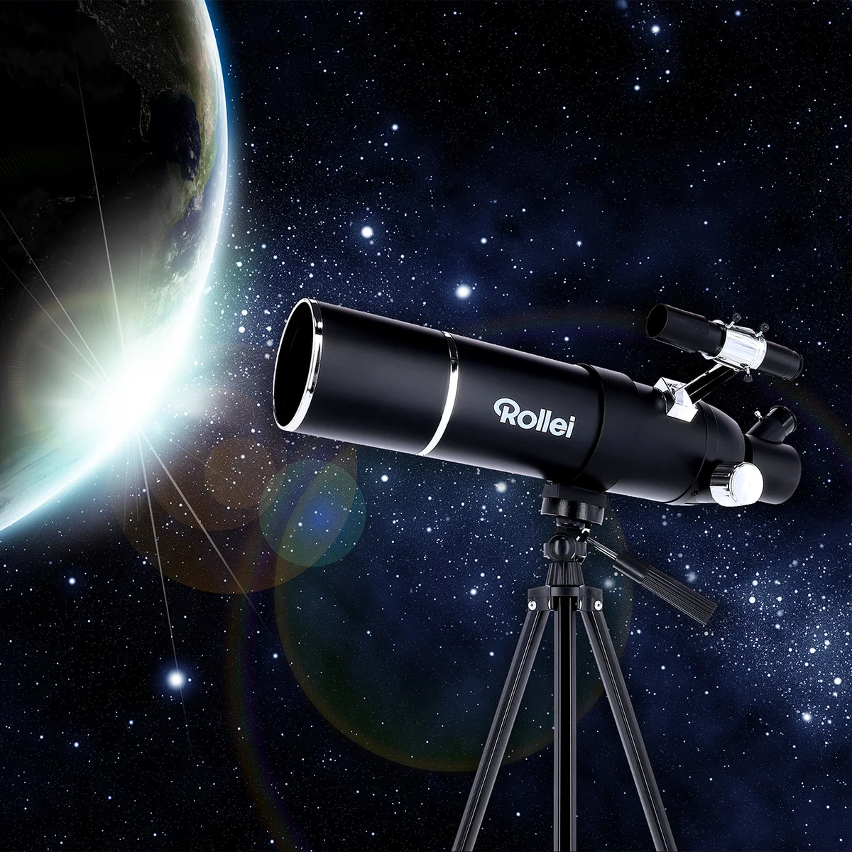 Un telescopio Rollei nero su treppiede contro uno sfondo di cielo stellato con un'alba sulla Terra.