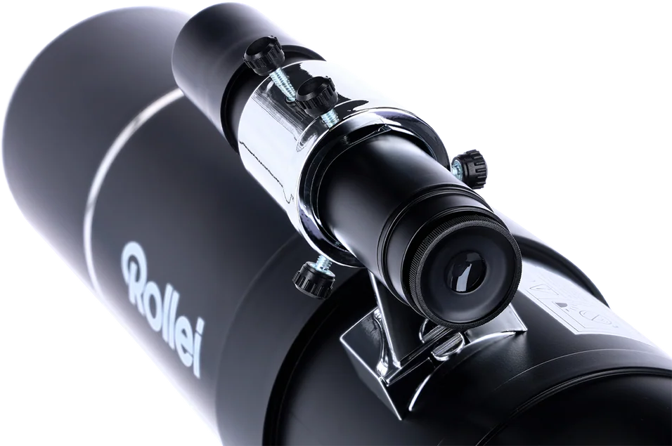 Un telescopio Rollei nero con cercatore e supporti argentati, su sfondo nero.