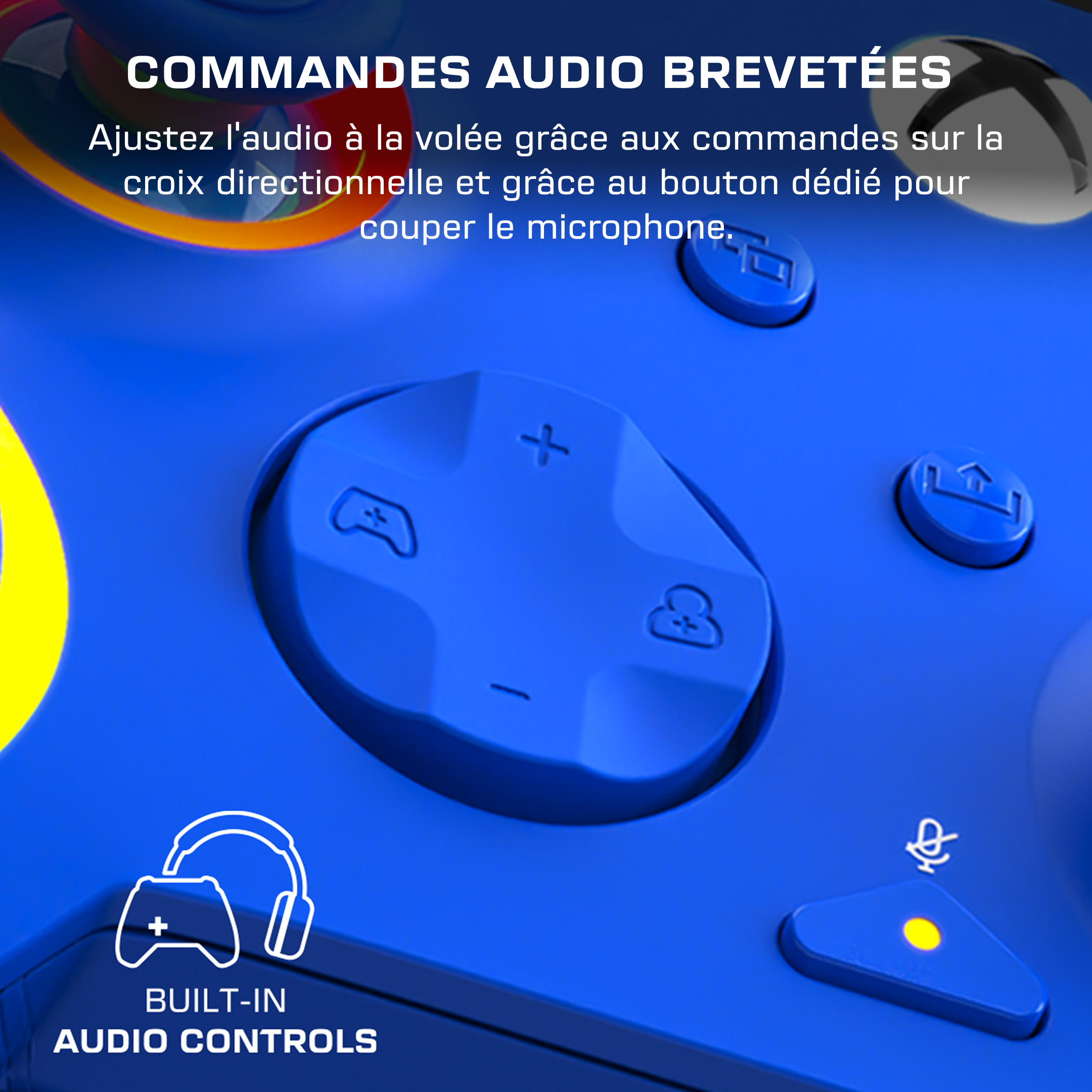 Gros plan d'une manette Xbox bleue avec commandes audio intégrées et bouton de sourdine.