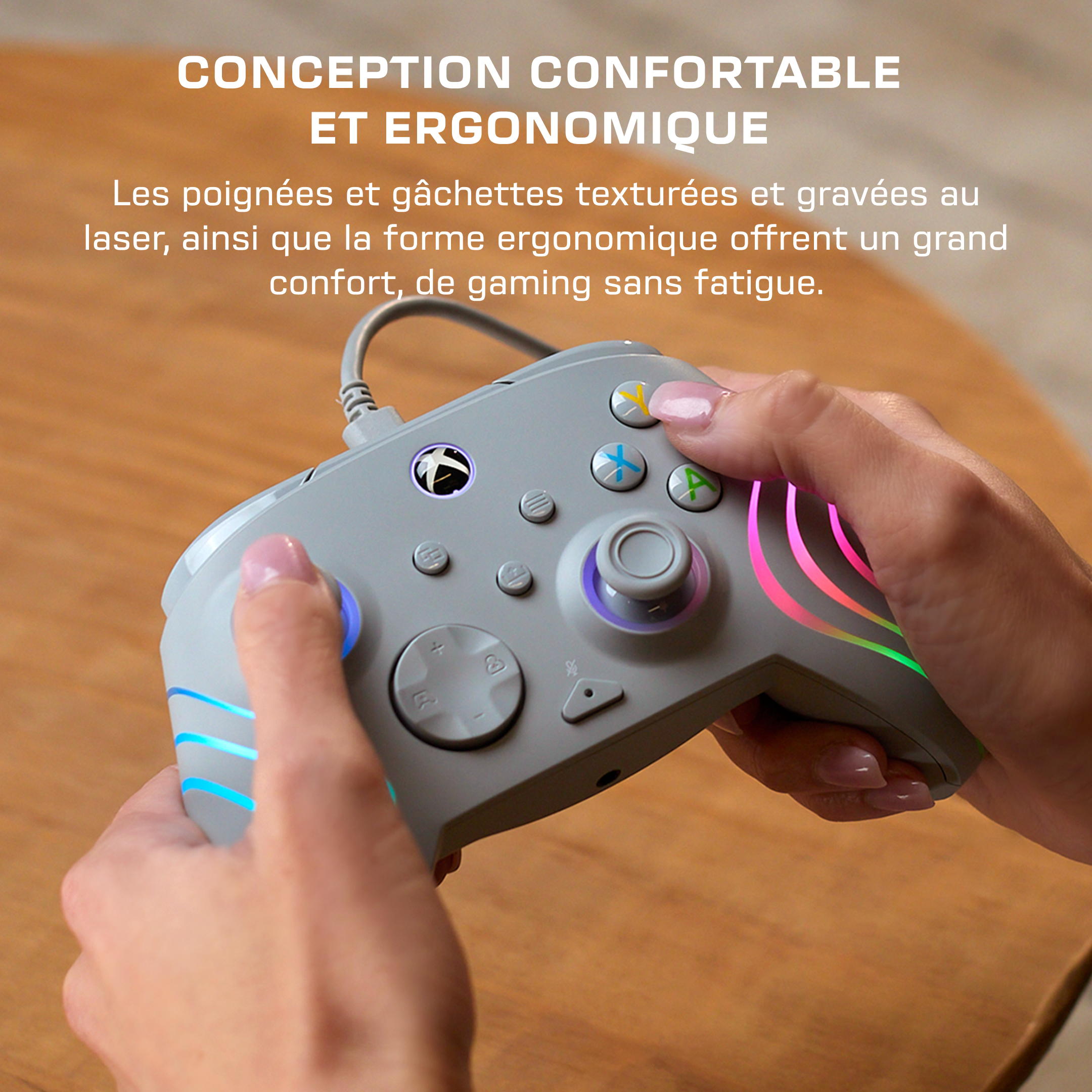 Manette Xbox grise avec lumières colorées et design ergonomique tenue dans les mains.