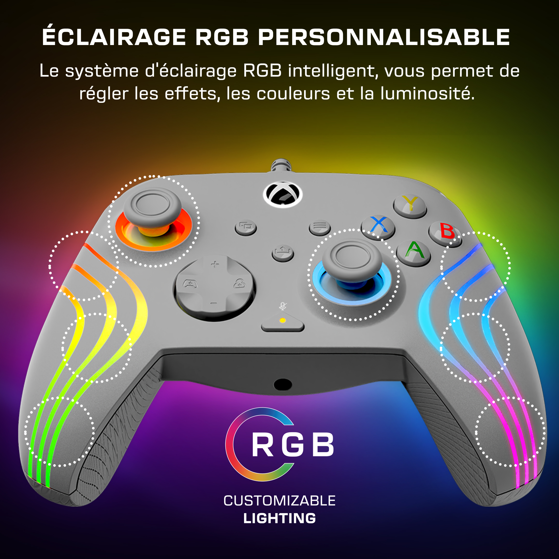 Manette Xbox grise avec éclairage RGB personnalisable sur les sticks et poignées sur fond coloré.