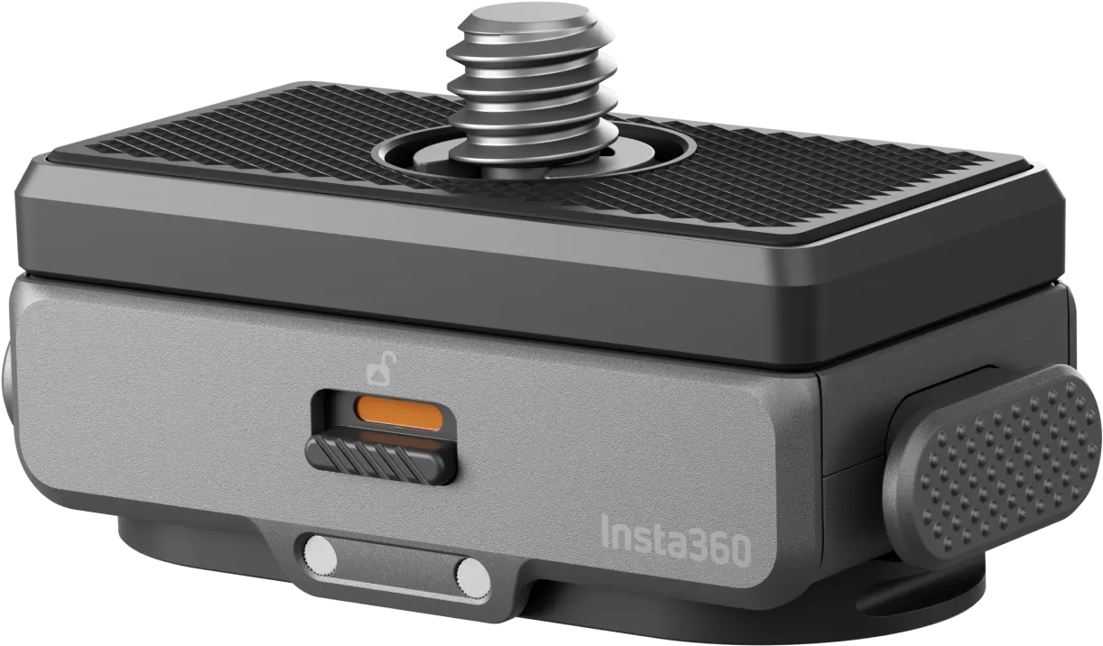 Egy szürke Insta360 gyorskioldó tartó menetes csavarral a tetején és zárókapcsolóval fekete háttér előtt.