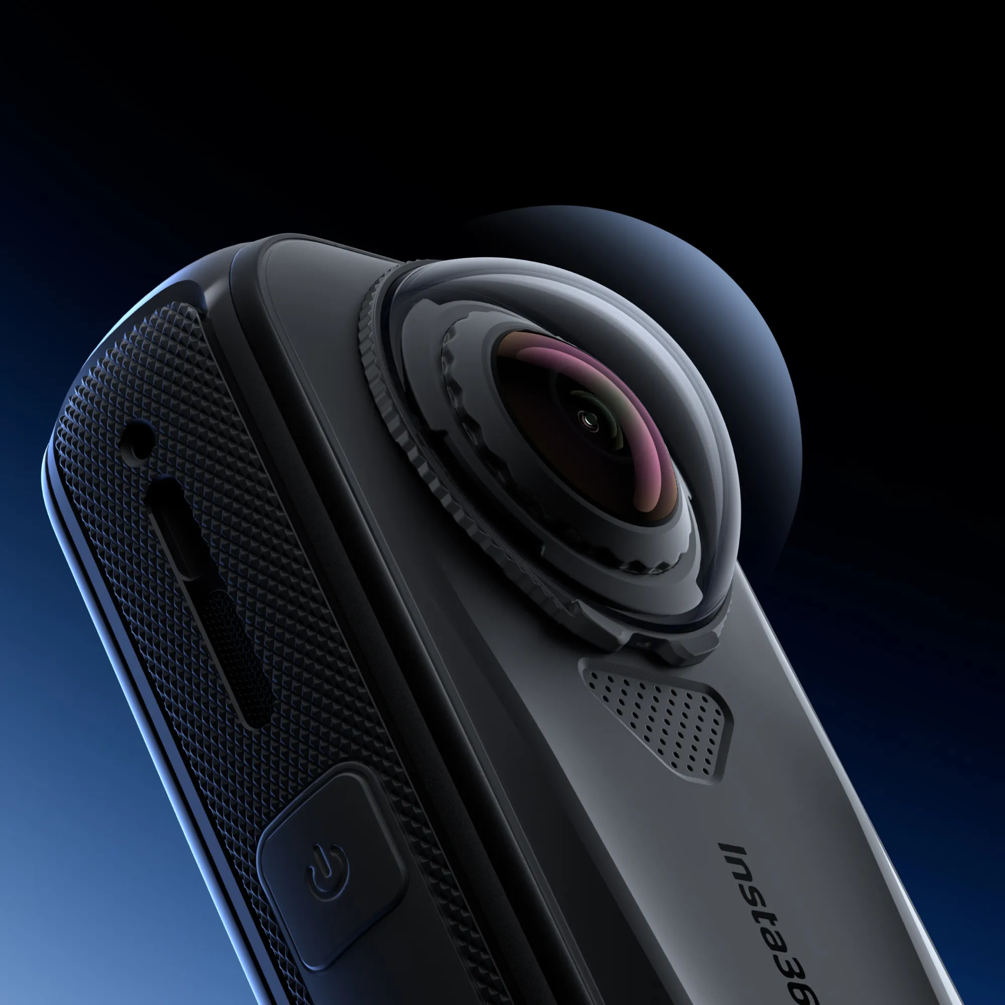 Fekete Insta360 kamera halszemoptikával és texturált markolattal, sötétkék háttér előtt.