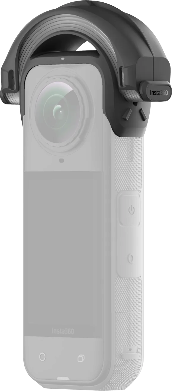 Szürke Insta360 kamera védőkerettel és egy nagy, kerek lencsével sötét háttér előtt.