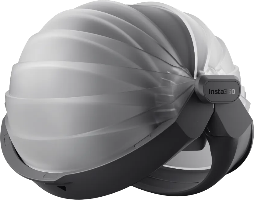 Egy fehér, bordázott, gömb alakú VR-headset kiegészítő Insta360 logóval, fekete háttér előtt.