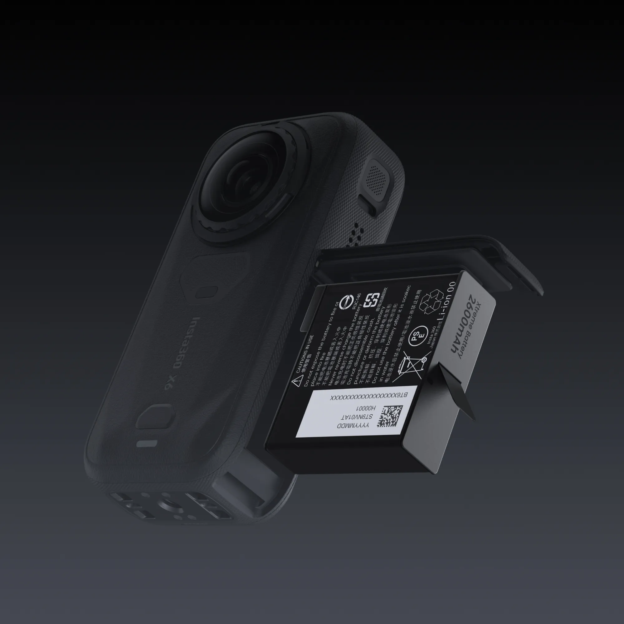 Fekete Insta360 kamera nyitott akkumulátorrekesszel és behelyezett lítium-ion akkumulátorral sötét háttér előtt.