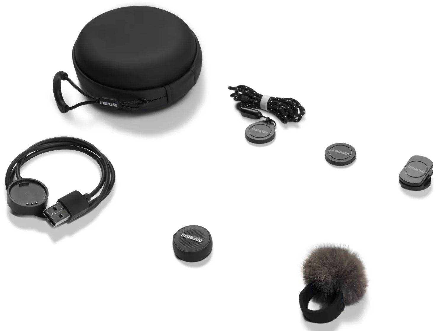 Egy Insta360 kamera készlet kemény tokkal, töltőkábellel, mágneses függővel, tartókkal és szélfogóval.