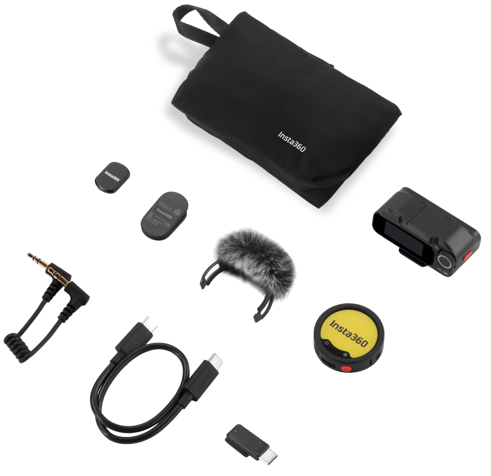 Insta360 mikrofon készlet táskával, vevővel, adóval, kábelekkel és szélfogóval fehér alapon.