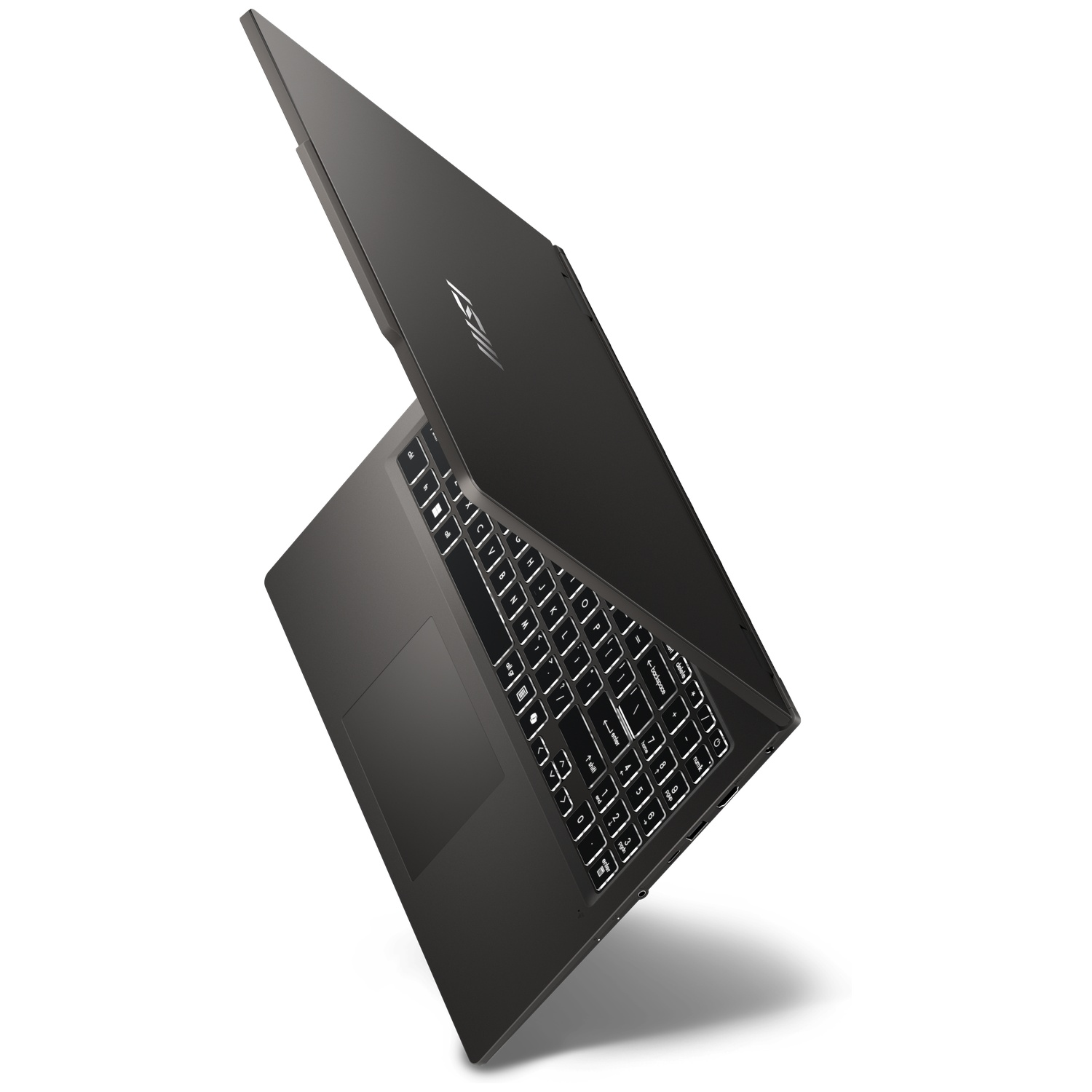 Un ordinateur portable sombre vu en contre-plongée, montrant son clavier rétroéclairé et son écran ouvert sur fond blanc.