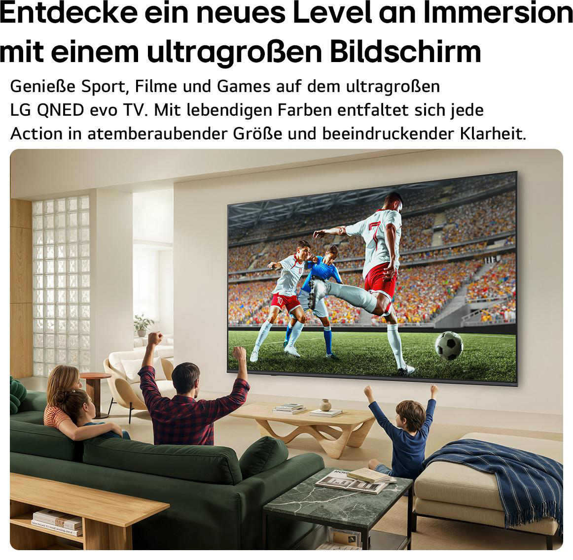Eine Familie sitzt im Wohnzimmer und schaut Fußball auf einem riesigen LG QNED Fernseher.