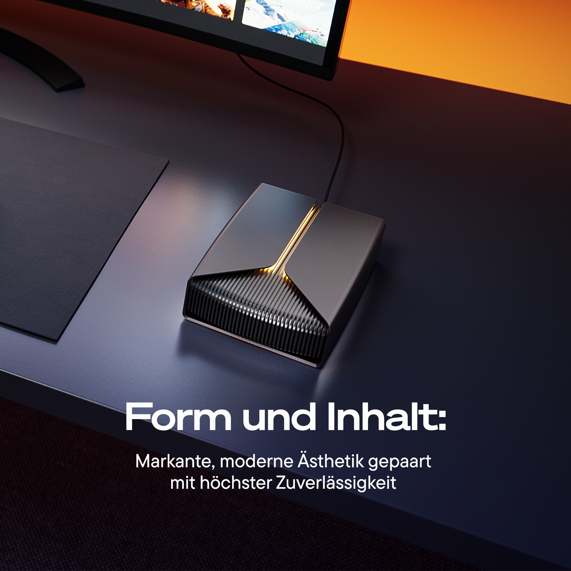 Ein modernes, dunkles Gerät mit warmer Beleuchtung auf einem Schreibtisch unter einem Monitor.