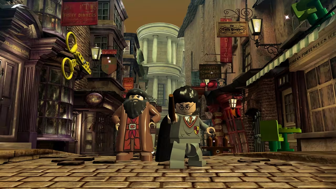 Lego Harry Potter et Hagrid se tiennent sur une rue pavée du Chemin de Traverse, entourés de boutiques.
