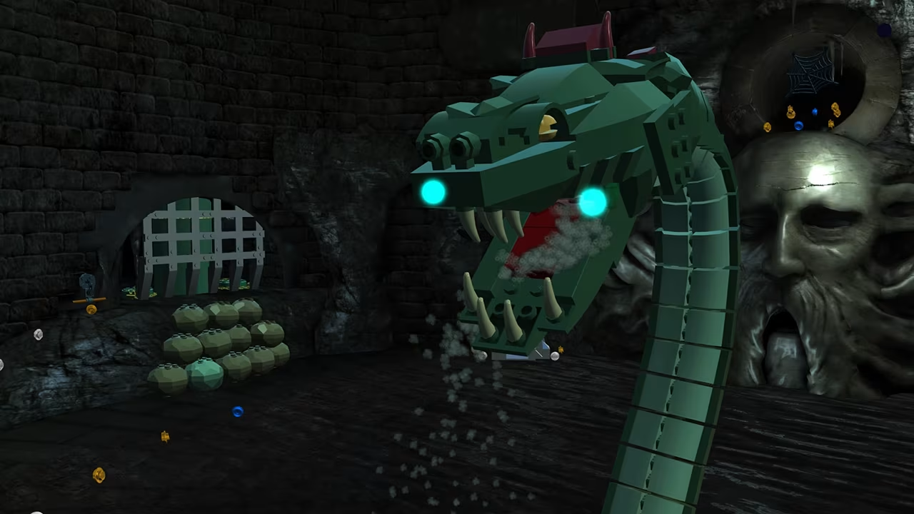 Un grand dragon Lego vert aux yeux brillants rugit dans une caverne de pierre sombre.