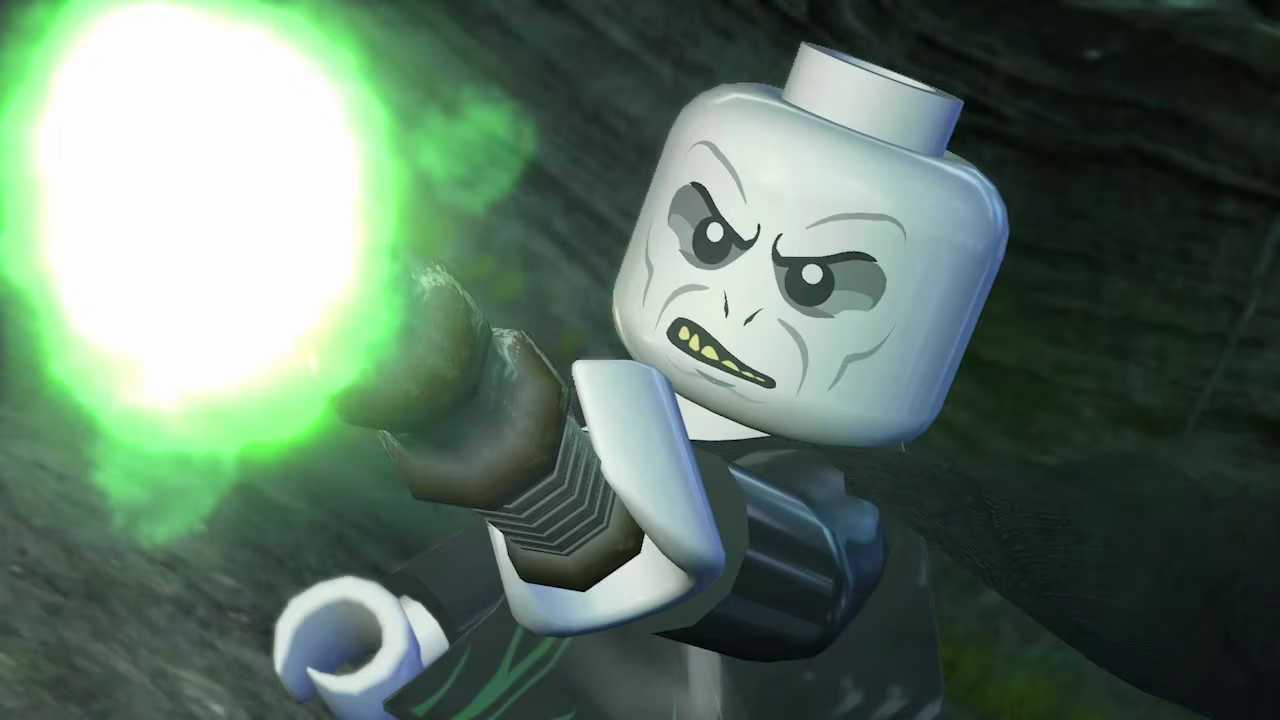 Figurine Lego de Voldemort lançant un sort de lumière verte éclatante.