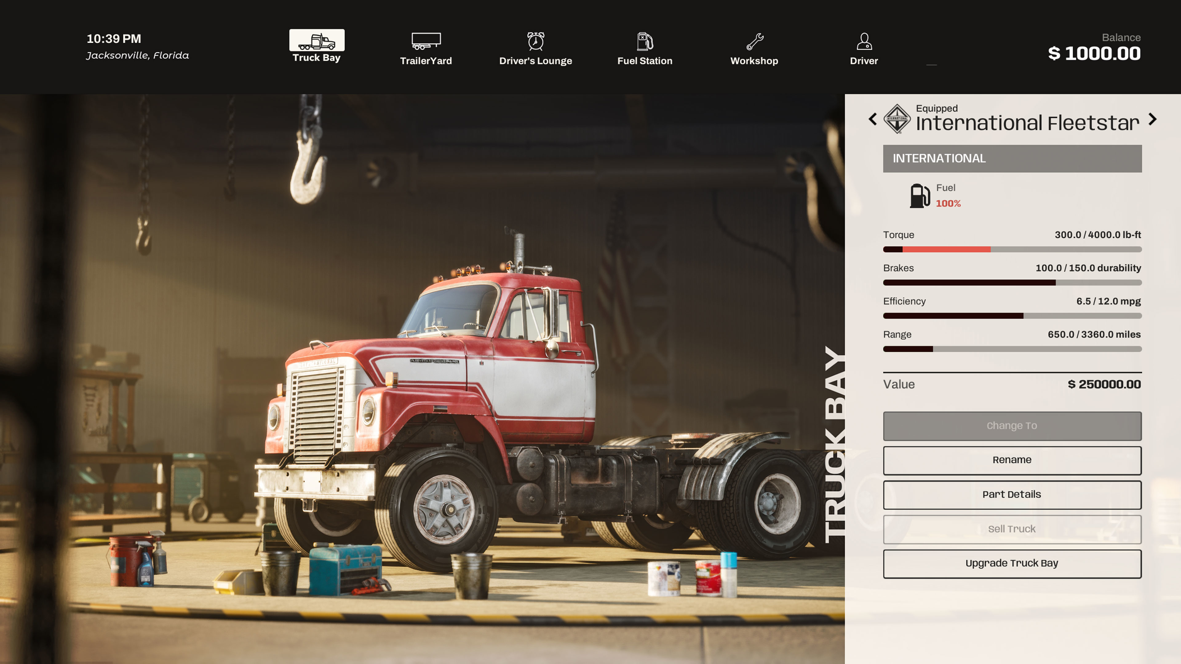 Un camion rouge et blanc dans un garage. Les statistiques et options du véhicule s'affichent à droite.
