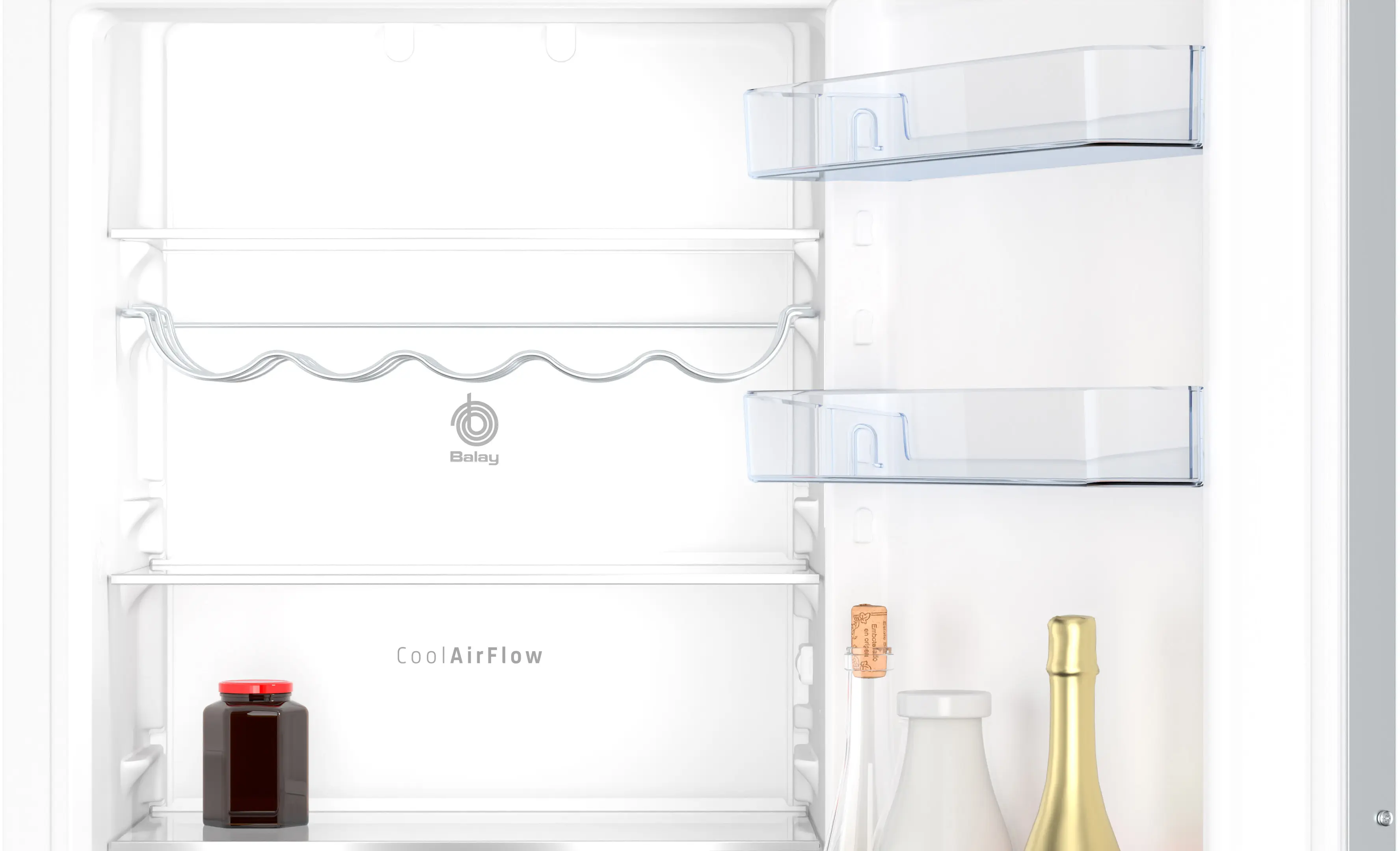 Frigorífico blanco abierto con estantes de cristal, compartimentos en la puerta y algunas botellas y tarros abajo.