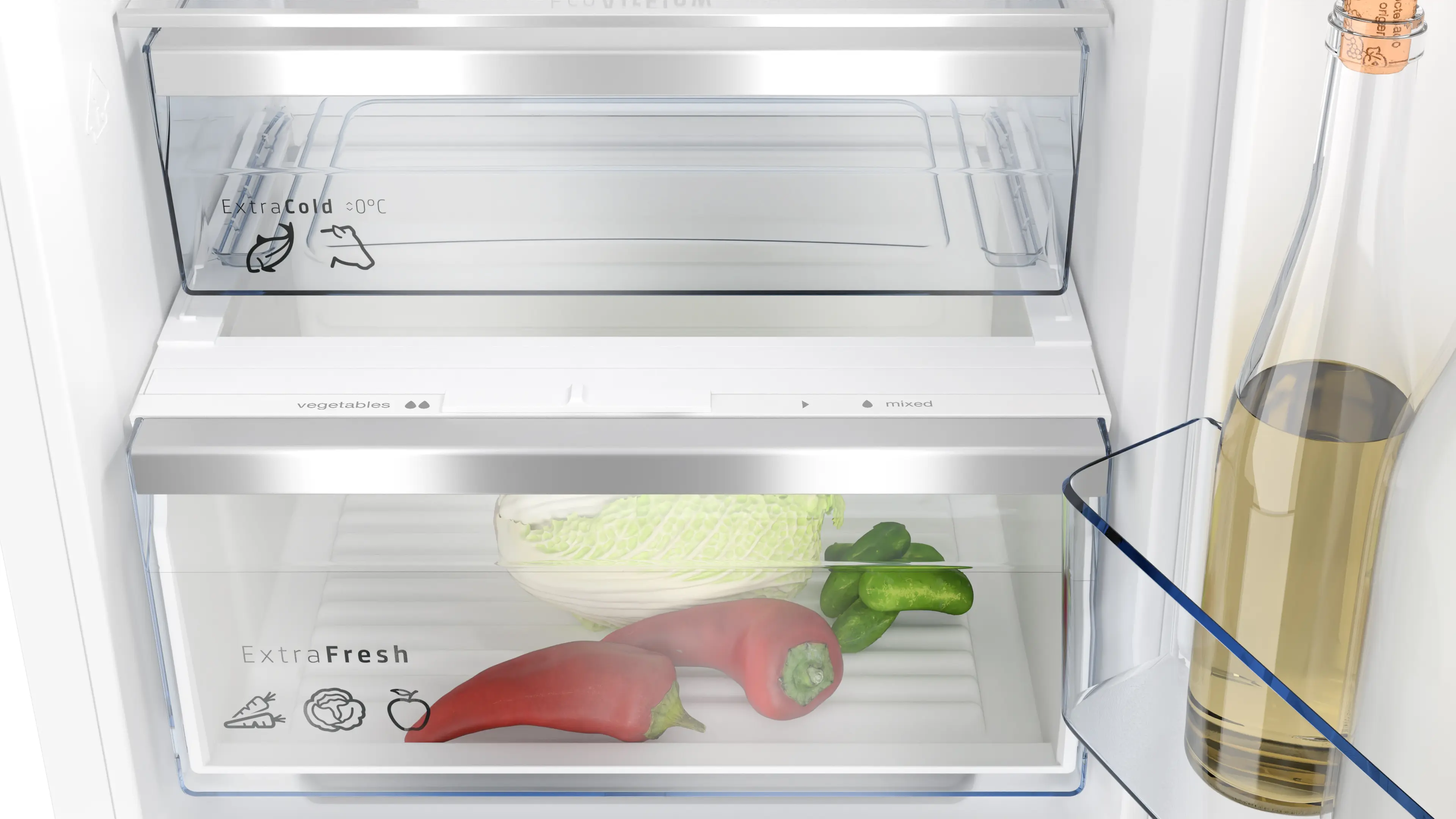 Cajones de refrigerador abiertos con verduras, una lechuga y una botella de vino en la puerta.