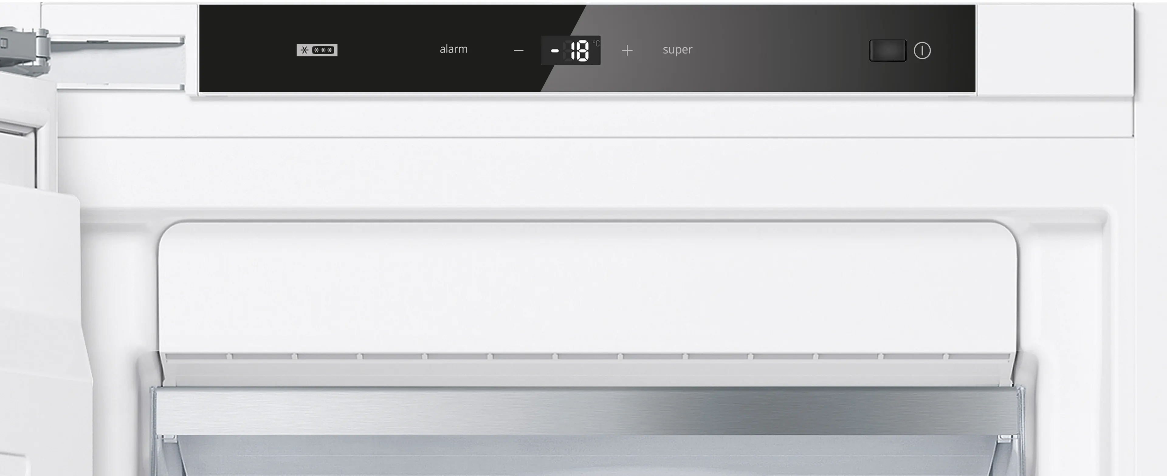 Pantalla LED y botones en el borde superior de un congelador.