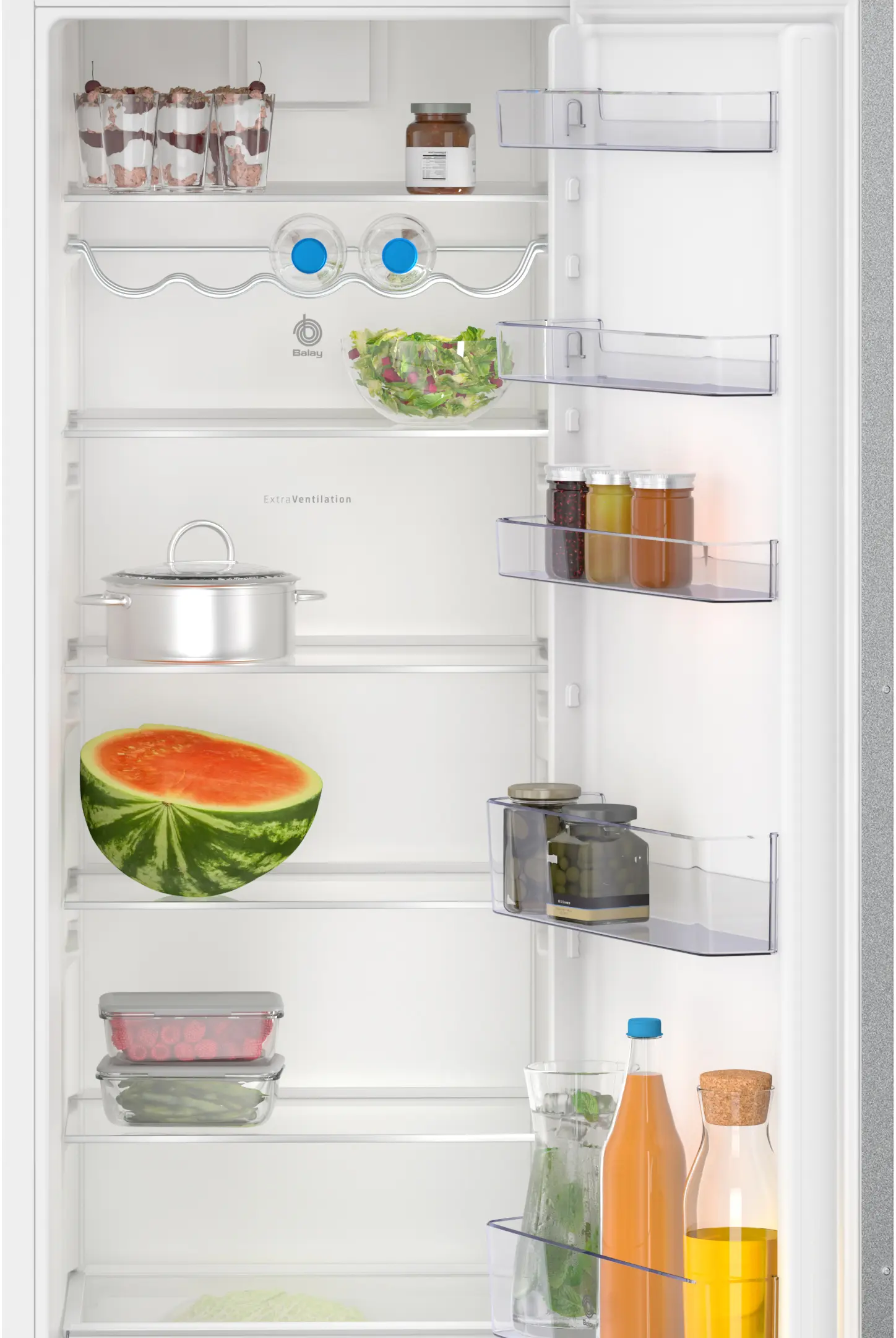Refrigerador blanco abierto lleno de comida, bebidas y fruta en sus estantes.
