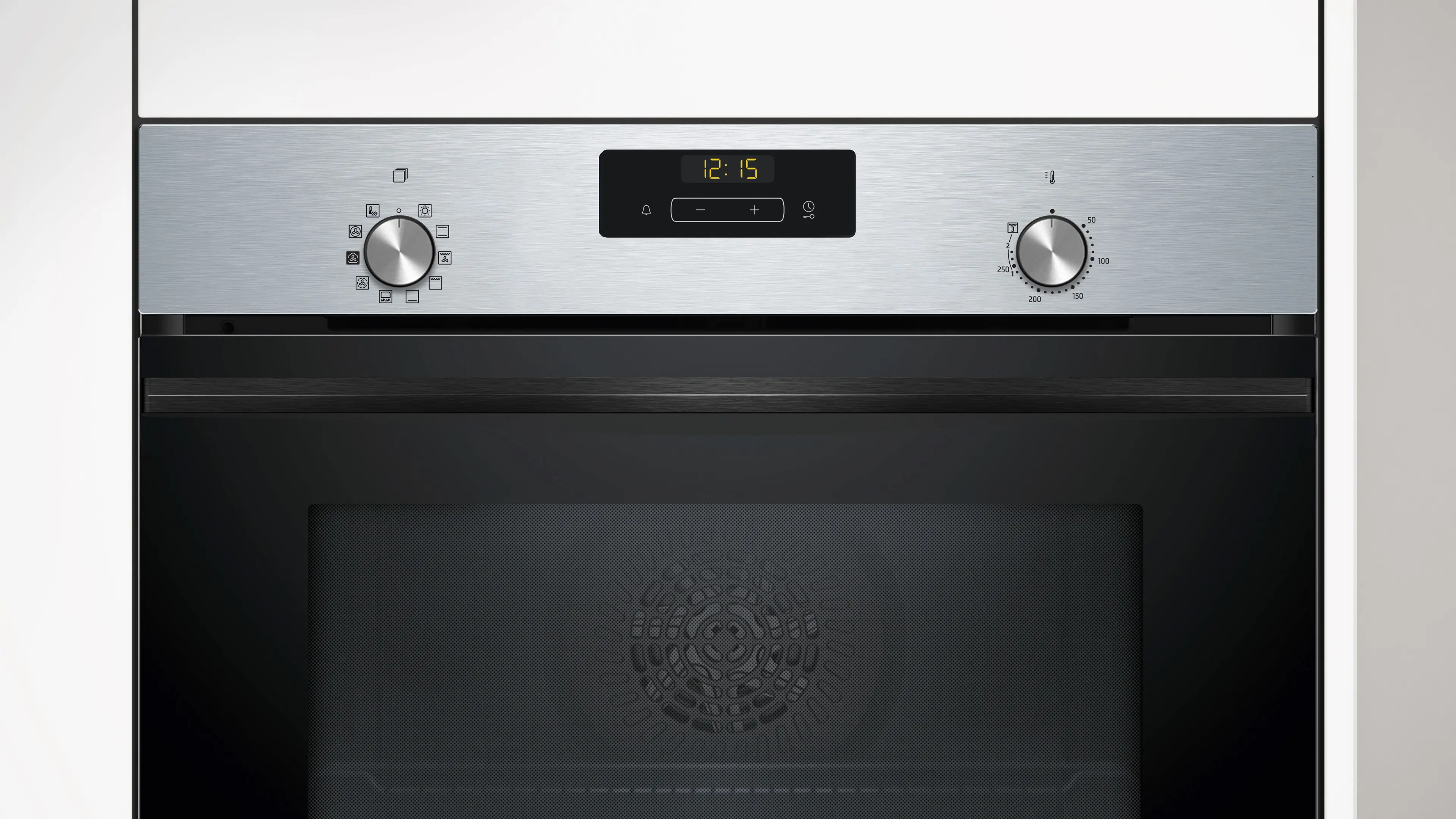 Panel de control de horno de acero inoxidable plateado con reloj digital y dos perillas.