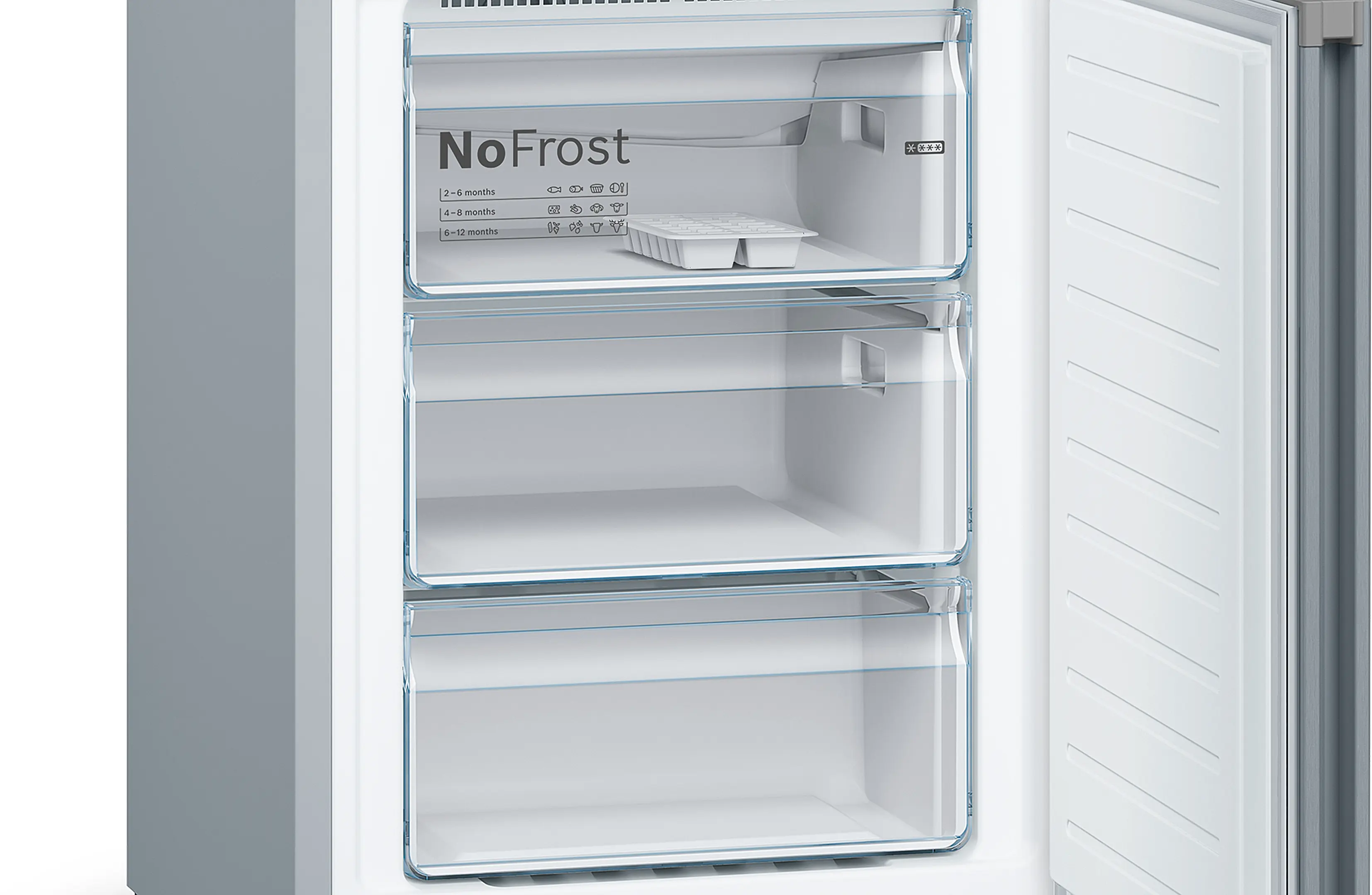 Congelador NoFrost abierto con tres cajones transparentes y cubitera.
