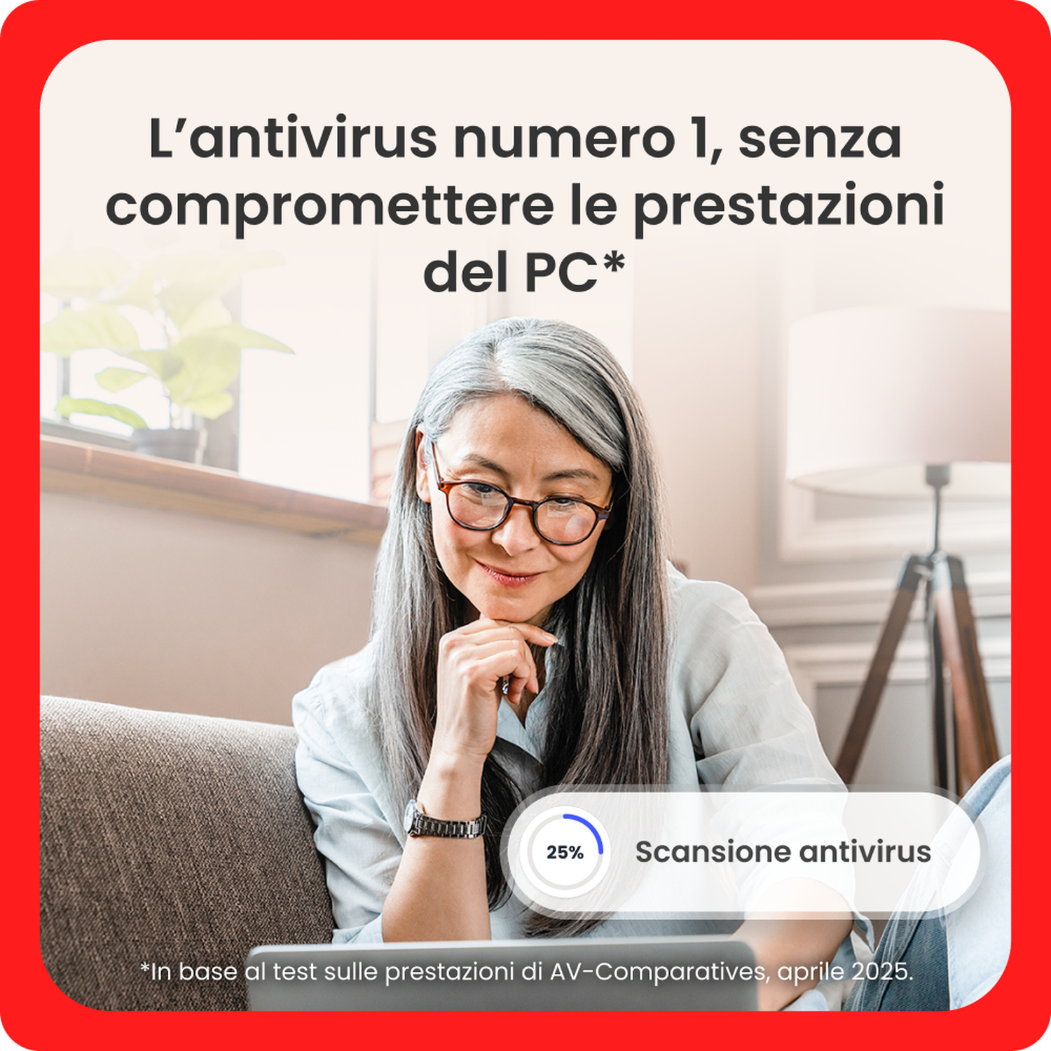 Donna anziana con gli occhiali sorride guardando un computer portatile su un divano, con finestra e lampada.
